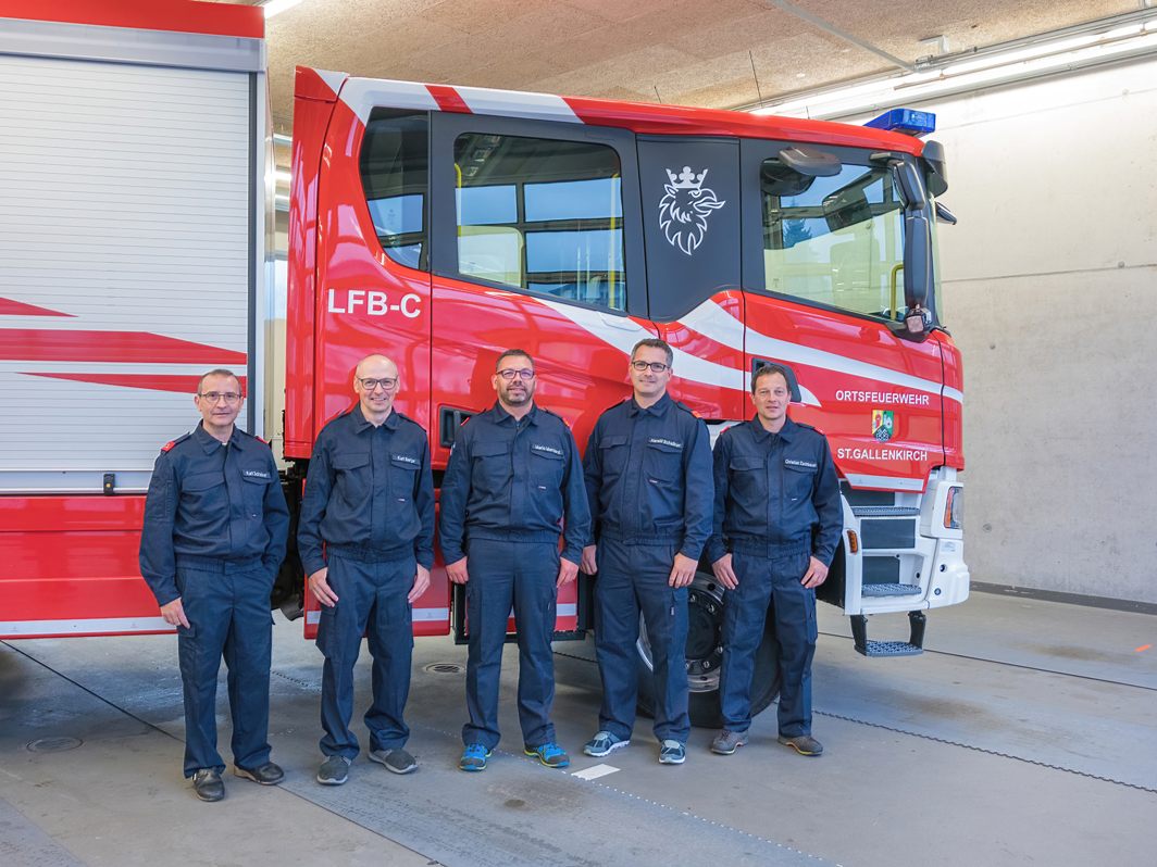 Neues Löschfahrzeug der Ortsfeuerwehr St. Gallenkirch (im Bild v.l.: Fahrzeugausschussmitglieder Kurt Schallner, Kurt Berger, Kommandant Mario Mangard, Kommandant-Stellvertreter Harald Schallner und Christian Zachbauer; es fehlt: Johannes Biermeier).