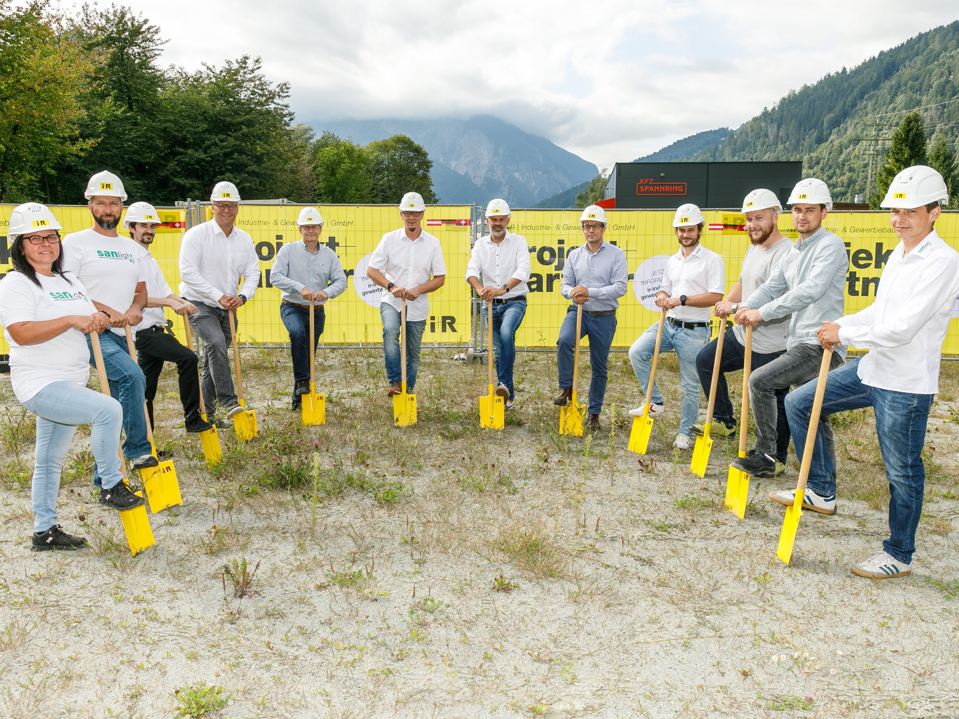 i+R SANlight: Spatenstich Nahmen den Spatenstich für das neue SANlight-Firmensitz vor (von links): Bettina Helth (Produktionsleitung), Dominik Schoder (Warehouse Management), Johannes Irrasch (Prokurist), Frederik Brust (COO), Vizebürgermeister Norbert Haumer, Geschäftsführer Martin Anker, Bürgermeister Jürgen Kuster, Andreas Jäger (Prokurist i+R), Pascal Berchtold (Head of Sales), Nicolas Violand (Projektleiter i+R), Beat Fritsch (Bauleiter i+R), Lukas Werle (Entwicklung) i+R SANlight: Spatenstich Nahmen den Spatenstich für das neue SANlight-Firmensitz vor (von links): Bettina Helth (Produktionsleitung), Dominik Schoder (Warehouse Management), Johannes Irrasch (Prokurist), Frederik Brust (COO), Vizebürgermeister Norbert Haumer, Geschäftsführer Martin Anker, Bürgermeister Jürgen Kuster, Andreas Jäger (Prokurist i+R), Pascal Berchtold (Head of Sales), Nicolas Violand (Projektleiter i+R), Beat Fritsch (Bauleiter i+R), Lukas Werle (Entwicklung)