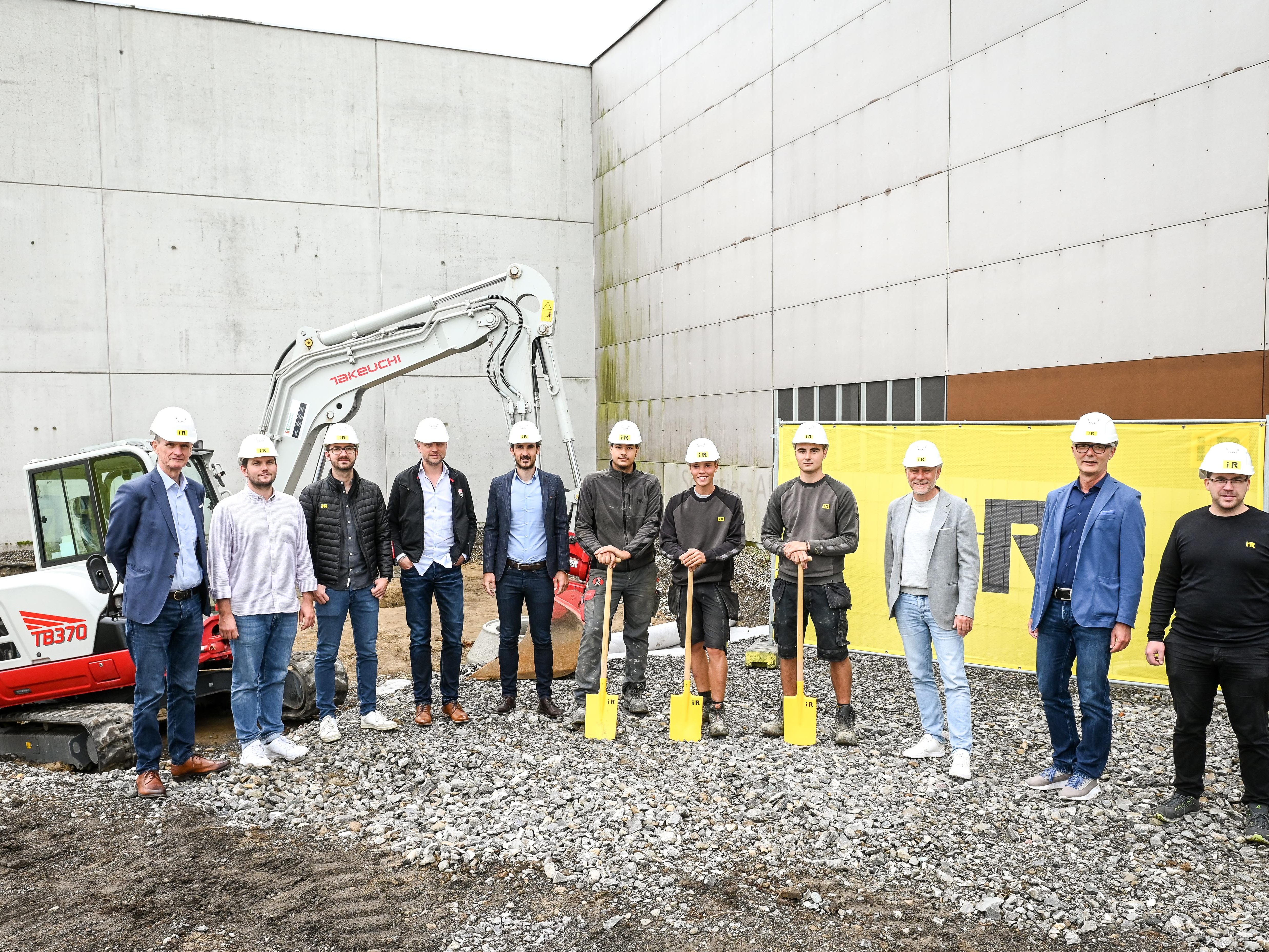 i+R: Spatenstich Lehrwerkstatt Von links: Christian Wenzlik (Geschäftsführer i+R Bau), Philipp Podobnik (Bauleitung i+R Bestandsbau), Aleksandar Jeremic (Projektleitung i+R Bestandsbau), Christian Mörschel (Architekt, Juniwind Architektur), Mario Bischof (Geschäftsführer i+R Industrie- & Gewerbebau), Maid Kalosevac (Lehrling i+R Bau), Jorel Fetz (Lehrling i+R Bau), Slavko Kojic (Lehrling i+R Bau), Joachim Alge (Eigentümer i+R Gruppe), Reinhard Braito (Geschäftsführer i+R Bau) und Michael Spettel (Lehrlingsausbilder) i+R: Spatenstich Lehrwerkstatt Von links: Christian Wenzlik (Geschäftsführer i+R Bau), Philipp Podobnik (Bauleitung i+R Bestandsbau), Aleksandar Jeremic (Projektleitung i+R Bestandsbau), Christian Mörschel (Architekt, Juniwind Architektur), Mario Bischof (Geschäftsführer i+R Industrie- & Gewerbebau), Maid Kalosevac (Lehrling i+R Bau), Jorel Fetz (Lehrling i+R Bau), Slavko Kojic (Lehrling i+R Bau), Joachim Alge (Eigentümer i+R Gruppe), Reinhard Braito (Geschäftsführer i+R Bau) und Michael Spettel (Lehrlingsausbilder)