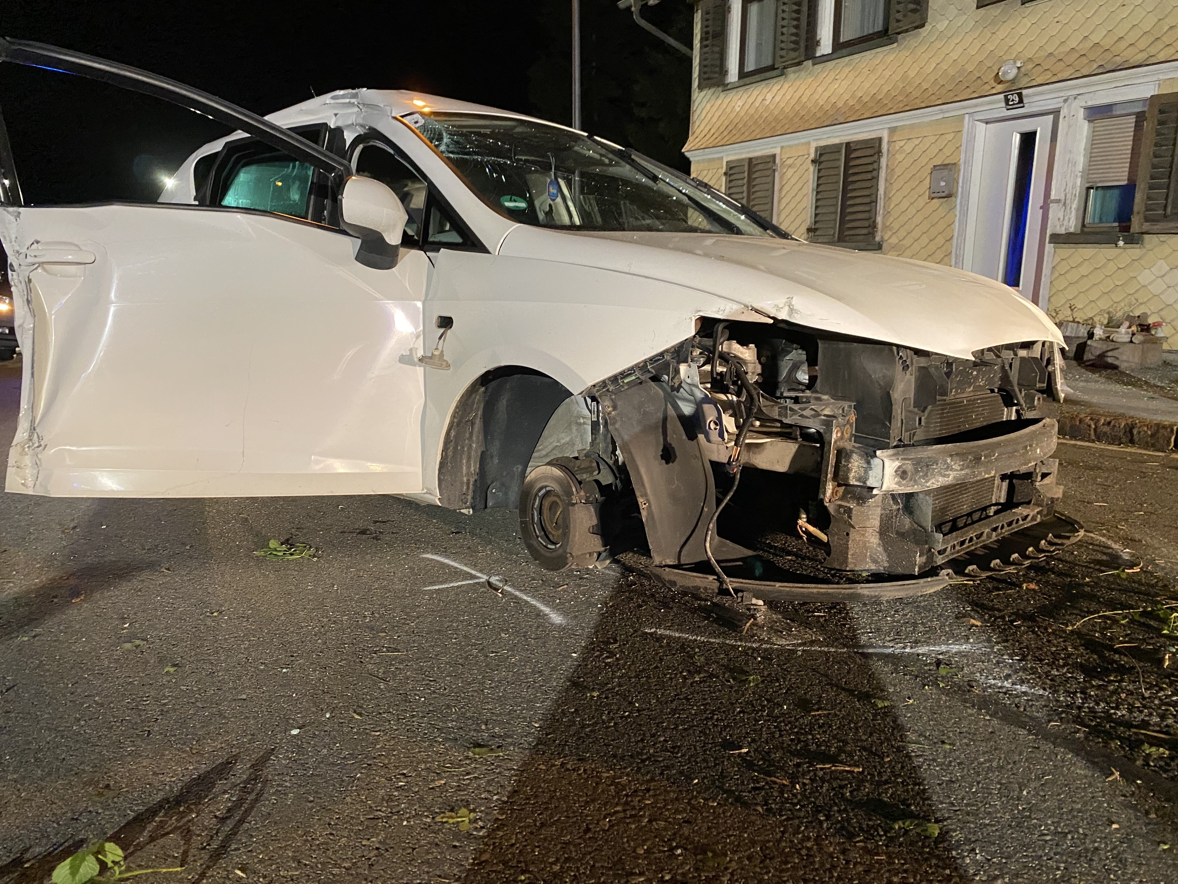 Am Montagabend kam es in Schwarzach zu einem schweren Verkehrsunfall. Am Montagabend kam es in Schwarzach zu einem schweren Verkehrsunfall.