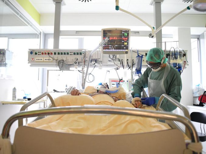 Experten gehen von einer Verdoppelung der Intensivpatienten in den nächsten zwei Wochen aus. Experten gehen von einer Verdoppelung der Intensivpatienten in den nächsten zwei Wochen aus.