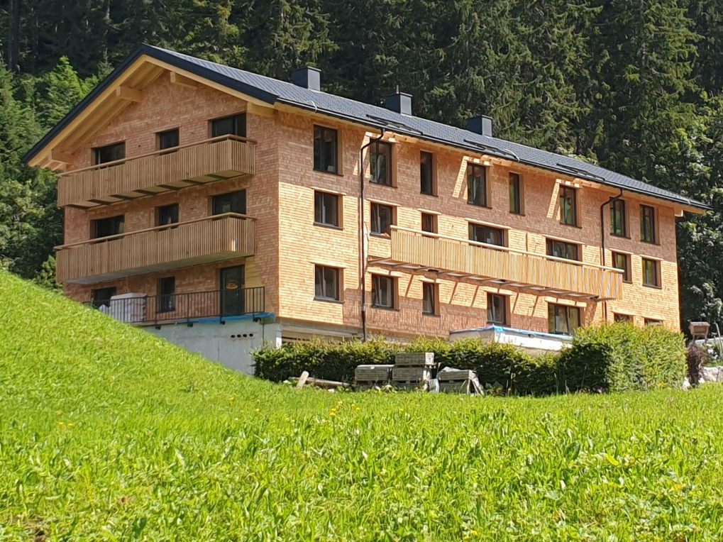Noch im November soll es auch bei Lisas soweit sein. Das Haus präsentiert sich mit einer klassischen Schindelfassade, am Innenausbau wird intensiv gearbeitet. Noch im November soll es auch bei Lisas soweit sein. Das Haus präsentiert sich mit einer klassischen Schindelfassade, am Innenausbau wird intensiv gearbeitet.