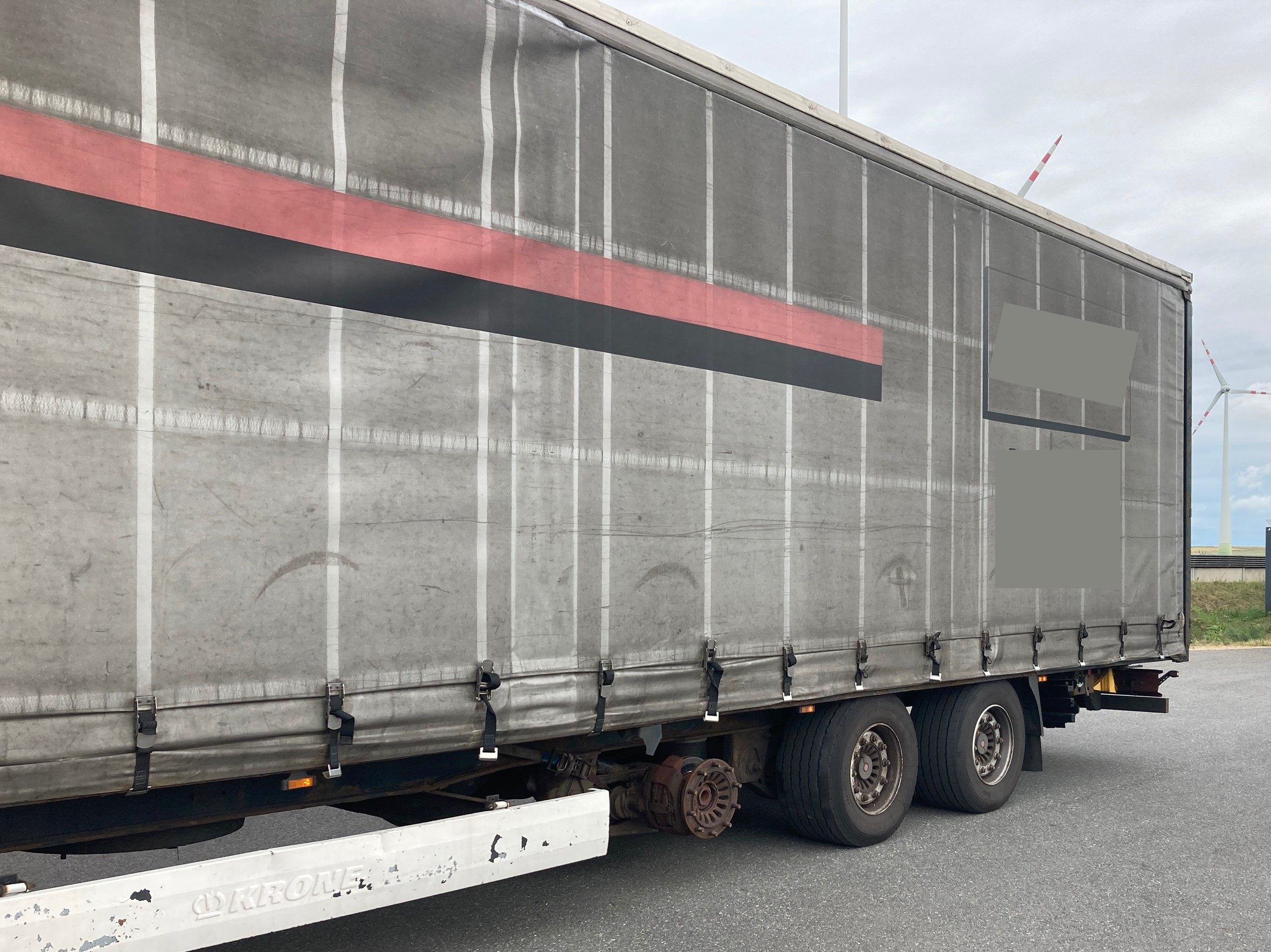 Bei einem Fahrzeug fehlte das linke Rad der 1. Achse des Sattelanhängers.