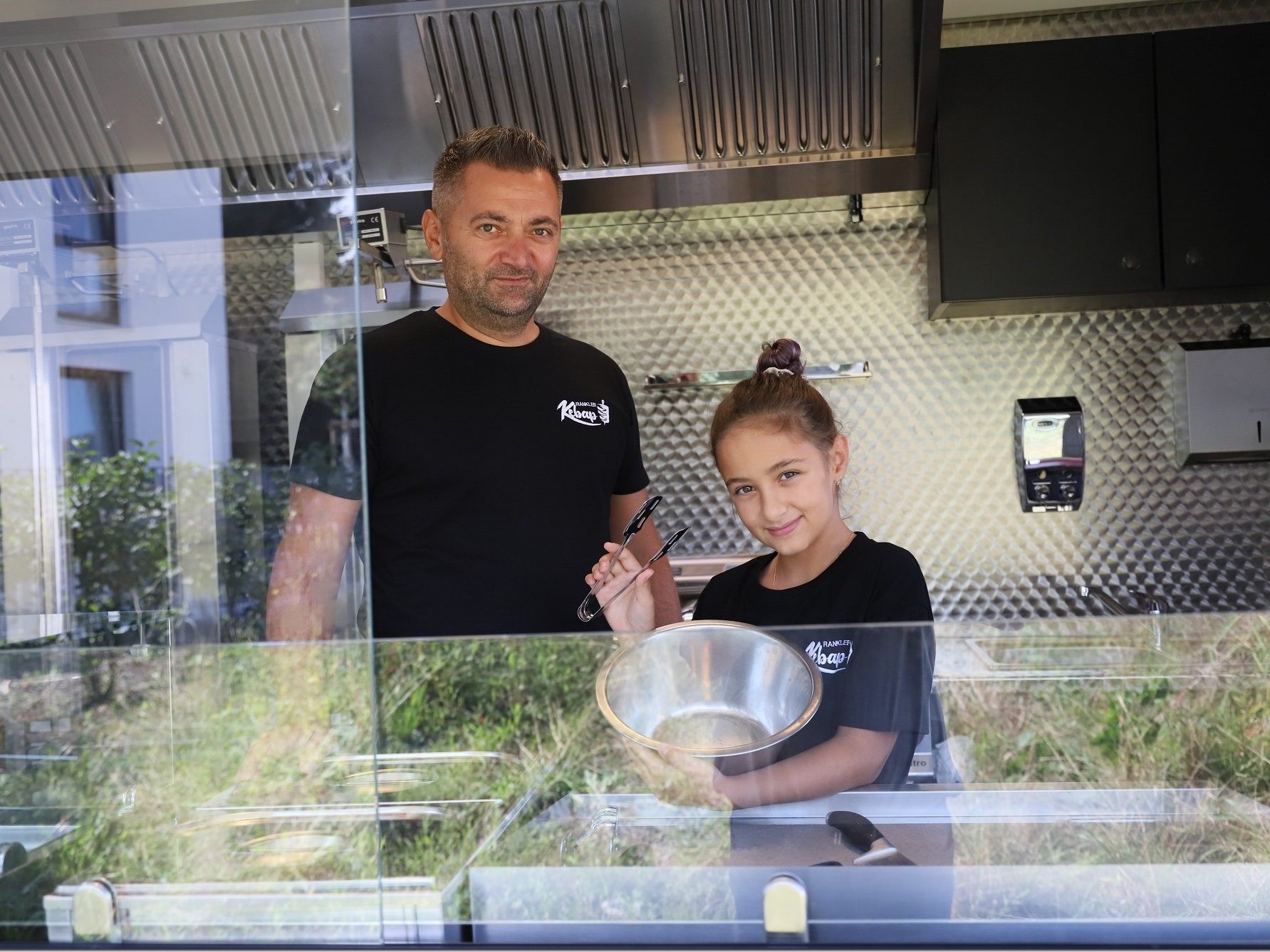 Rankler Kebap: Murat Cakir mit Tochter Pelin freuen sich auf viele Gäste am Rankweiler Bahnhof.