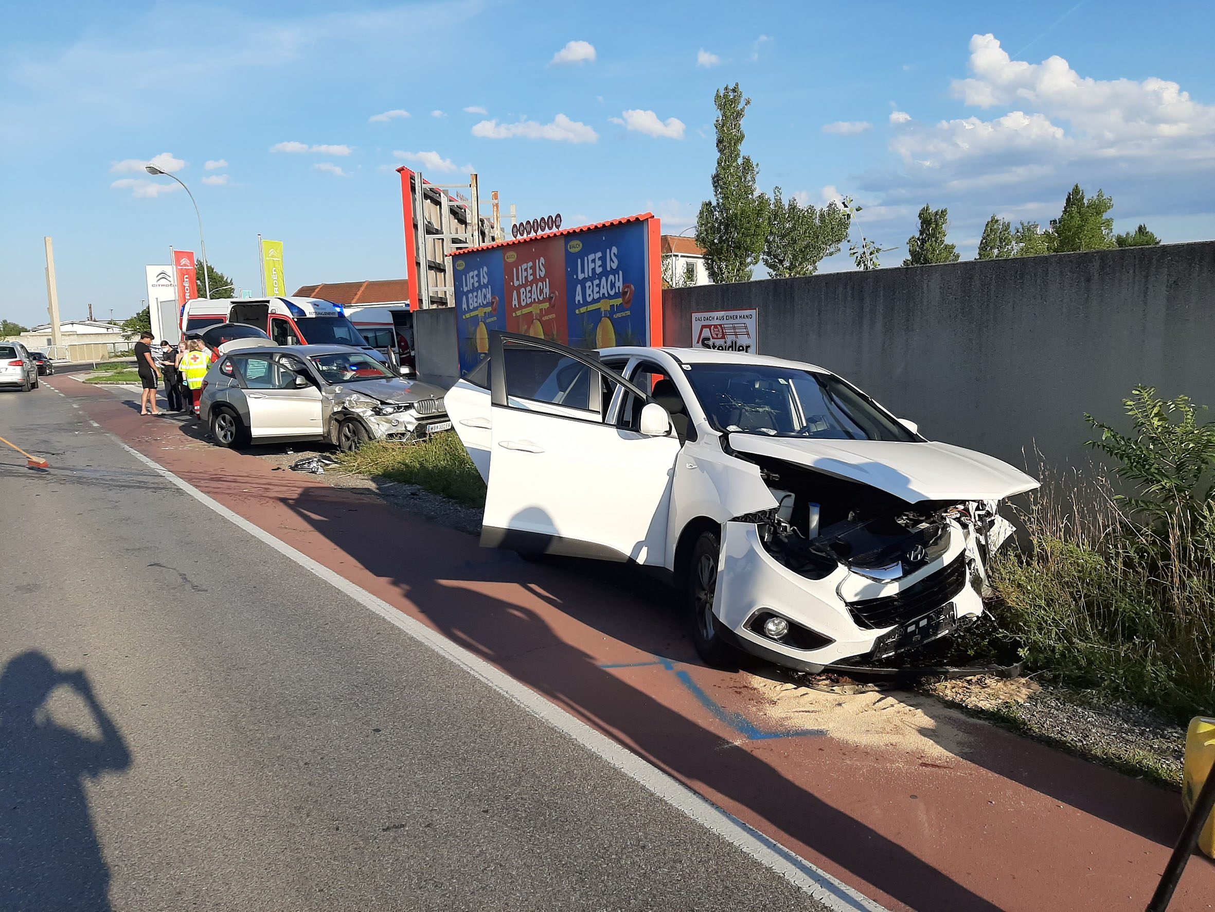 Zwei Autos waren in dem Unfall verwickelt. Zwei Autos waren in dem Unfall verwickelt.