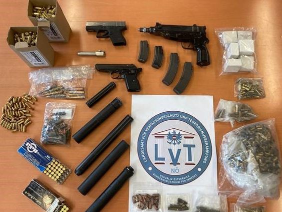 Einige Waffen konnten bei der Hausdurchsuchung sichergestellt werden. Einige Waffen konnten bei der Hausdurchsuchung sichergestellt werden.