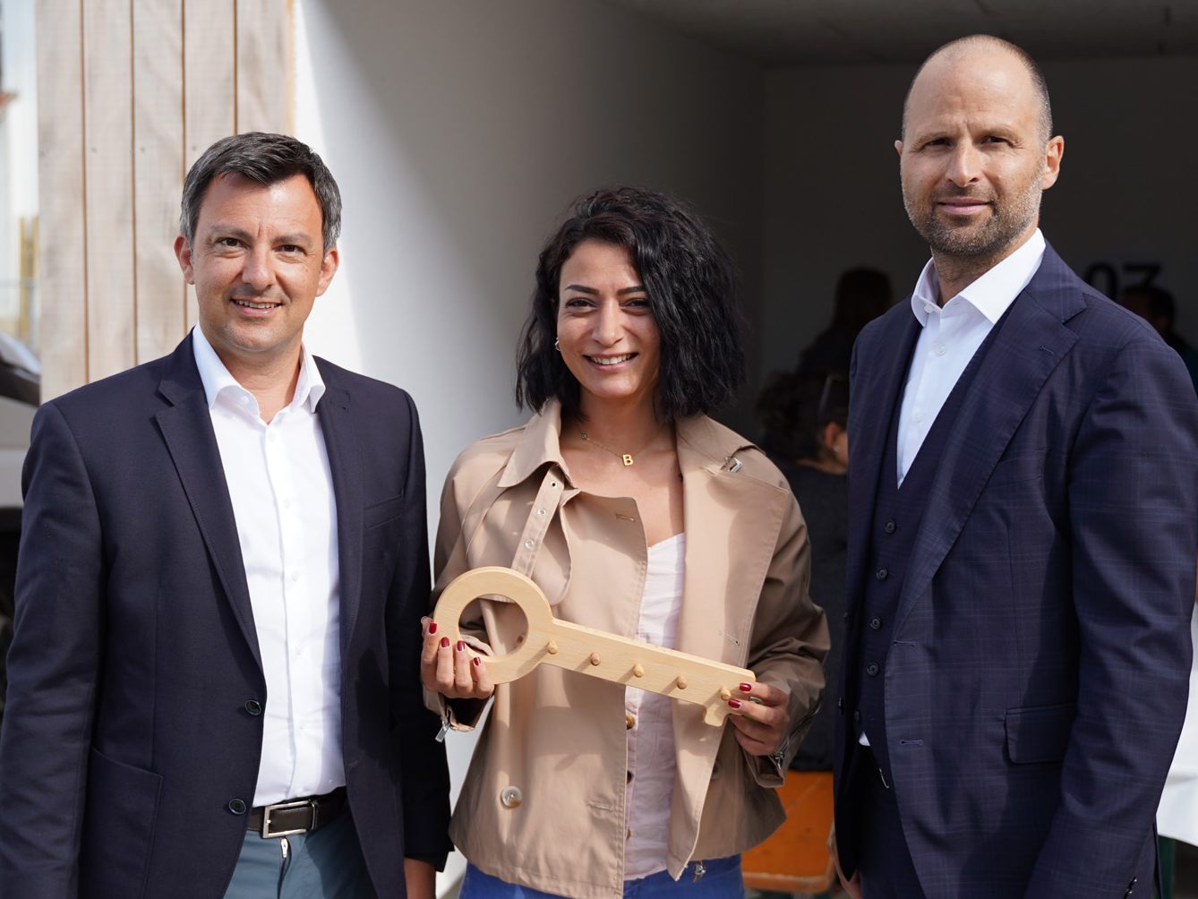 Bürgermeister Martin Staudinger und Landesrat Tittler bei Wohnungsübergabe in Hard.