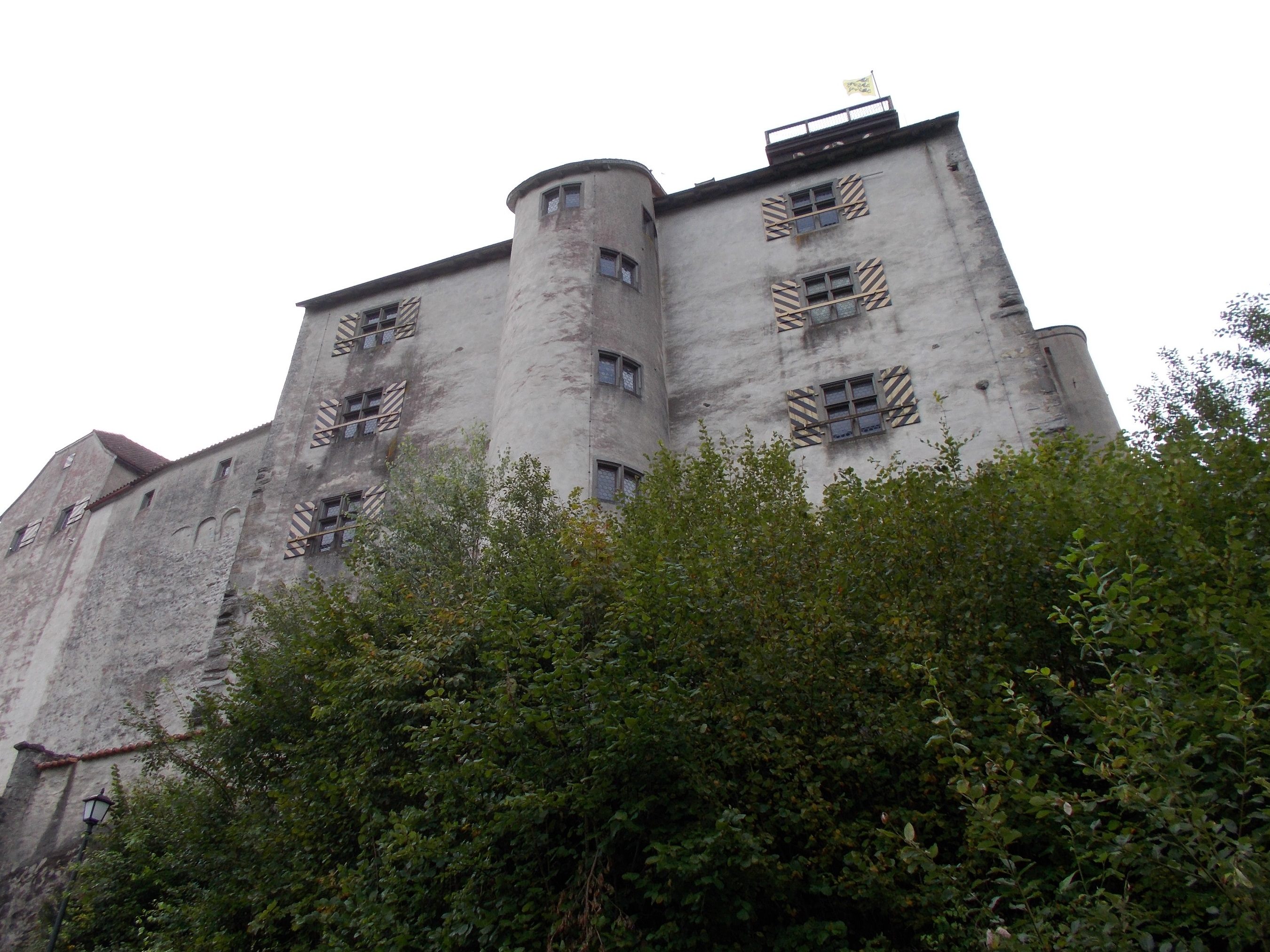 ) In der aus dem 12. Jahrhundert stammenden Waldburg wurden die Reichsinsignien aufbewahrt.