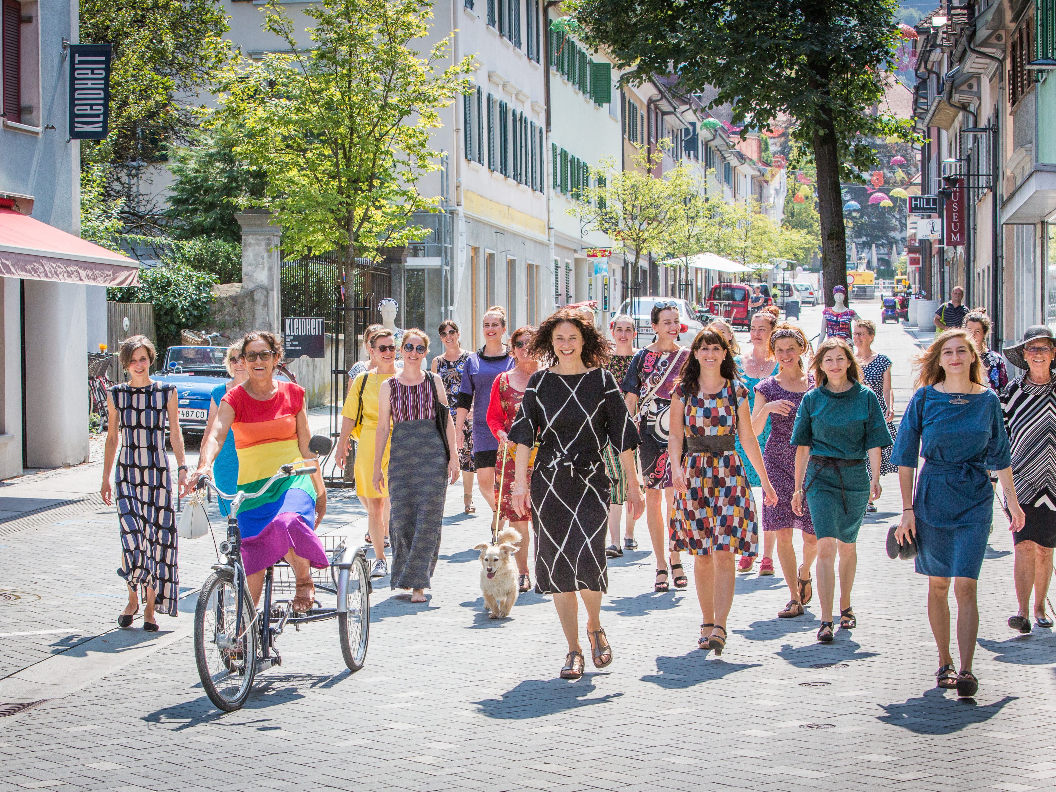 Kundinnen in ihre „Kleidheit“-Kleidern gratulierten Susanne Bell (Mitte) zum Jubiläum. Foto: