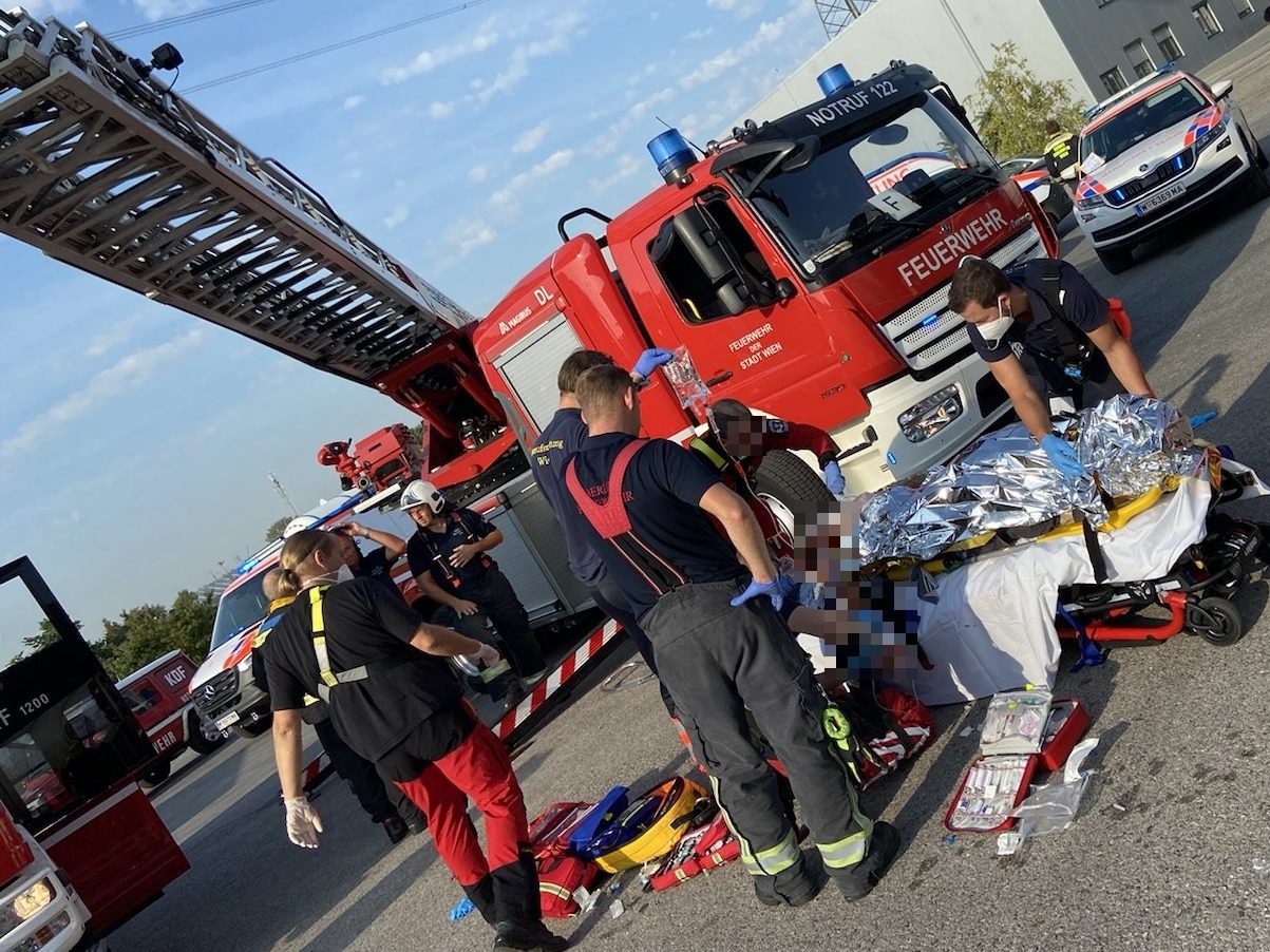 Die Berufsfeuerwehr rettete zwei Arbeiter in Wien-Simmering aus einem Tankwagen-Kessel. Die Berufsfeuerwehr rettete zwei Arbeiter in Wien-Simmering aus einem Tankwagen-Kessel.