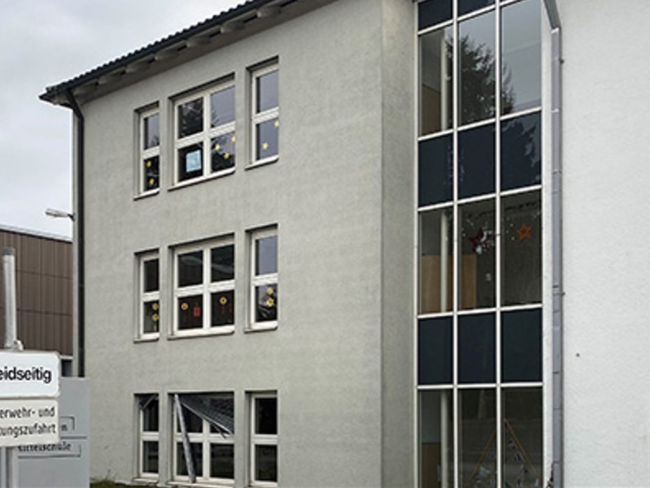 Beschädigte Jalousien an der Westseite des Schulgebäudes