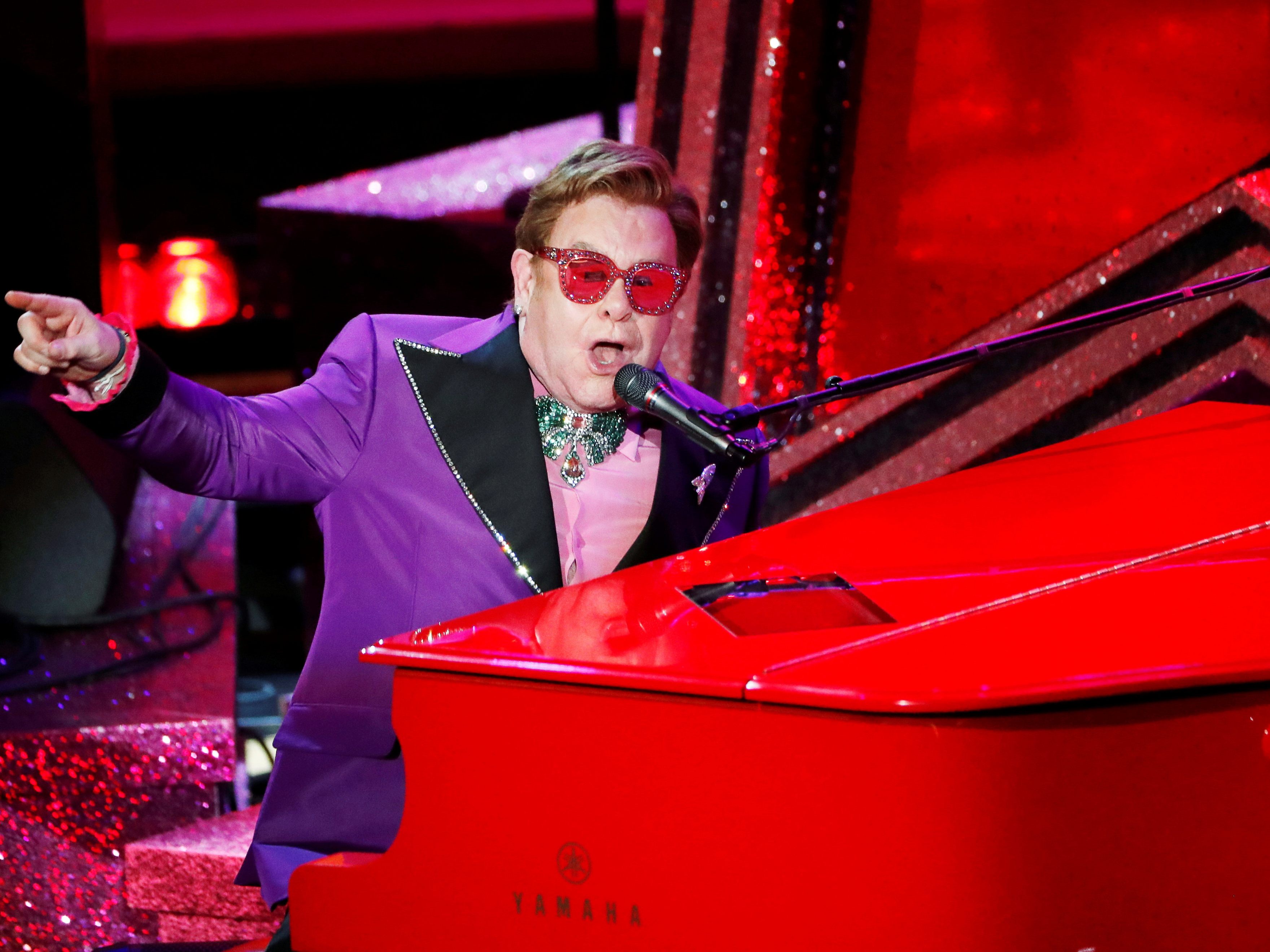 Elton John muss seine Abschiedstournee für eine notwendige Hüft-OP unterbrechen Elton John muss seine Abschiedstournee für eine notwendige Hüft-OP unterbrechen