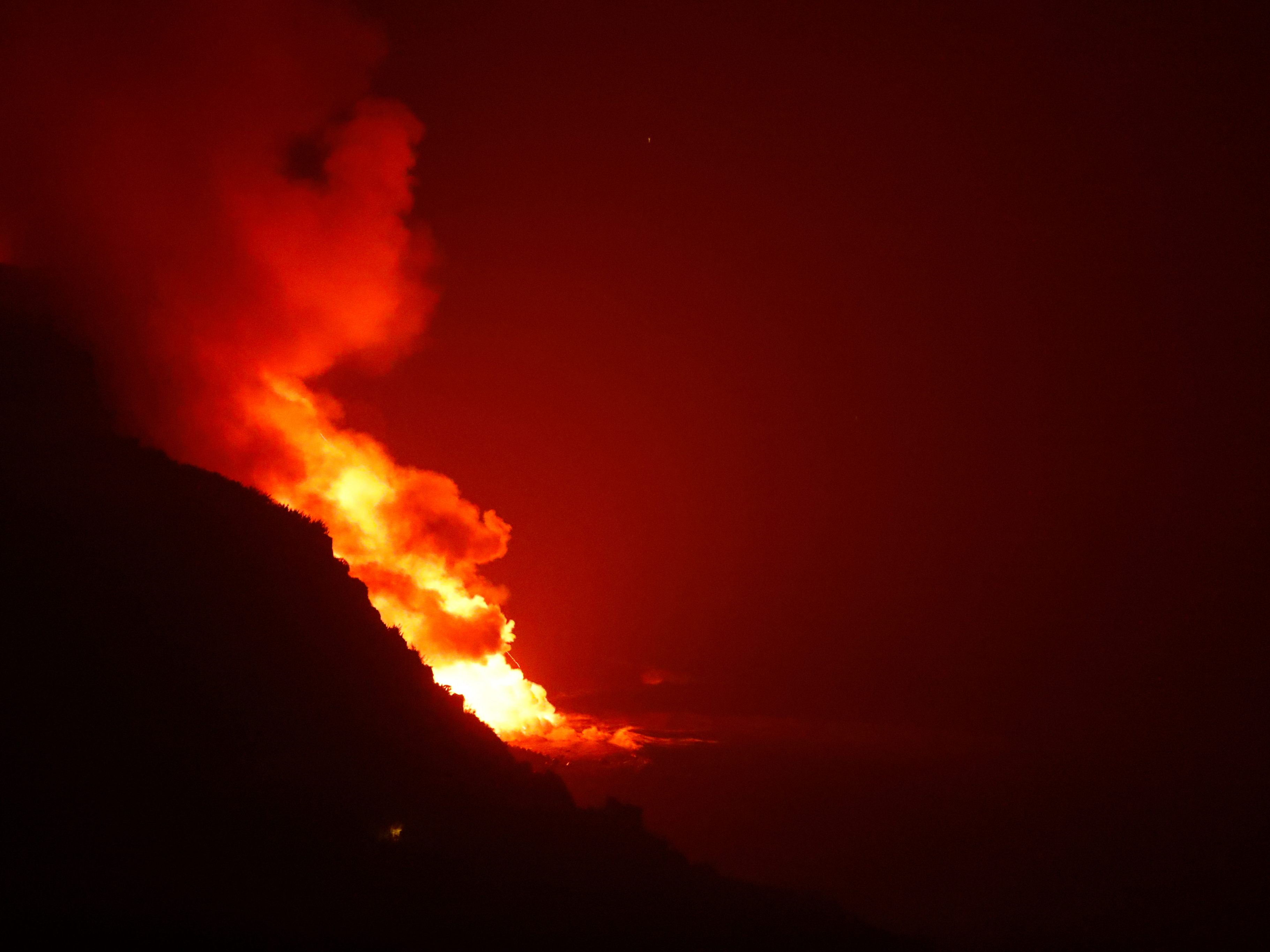 Nach einer Woche erreichte die Lava nun das Meer. Nach einer Woche erreichte die Lava nun das Meer.