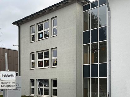Beschädigte Jalousien an der Westseite des Schulgebäudes.