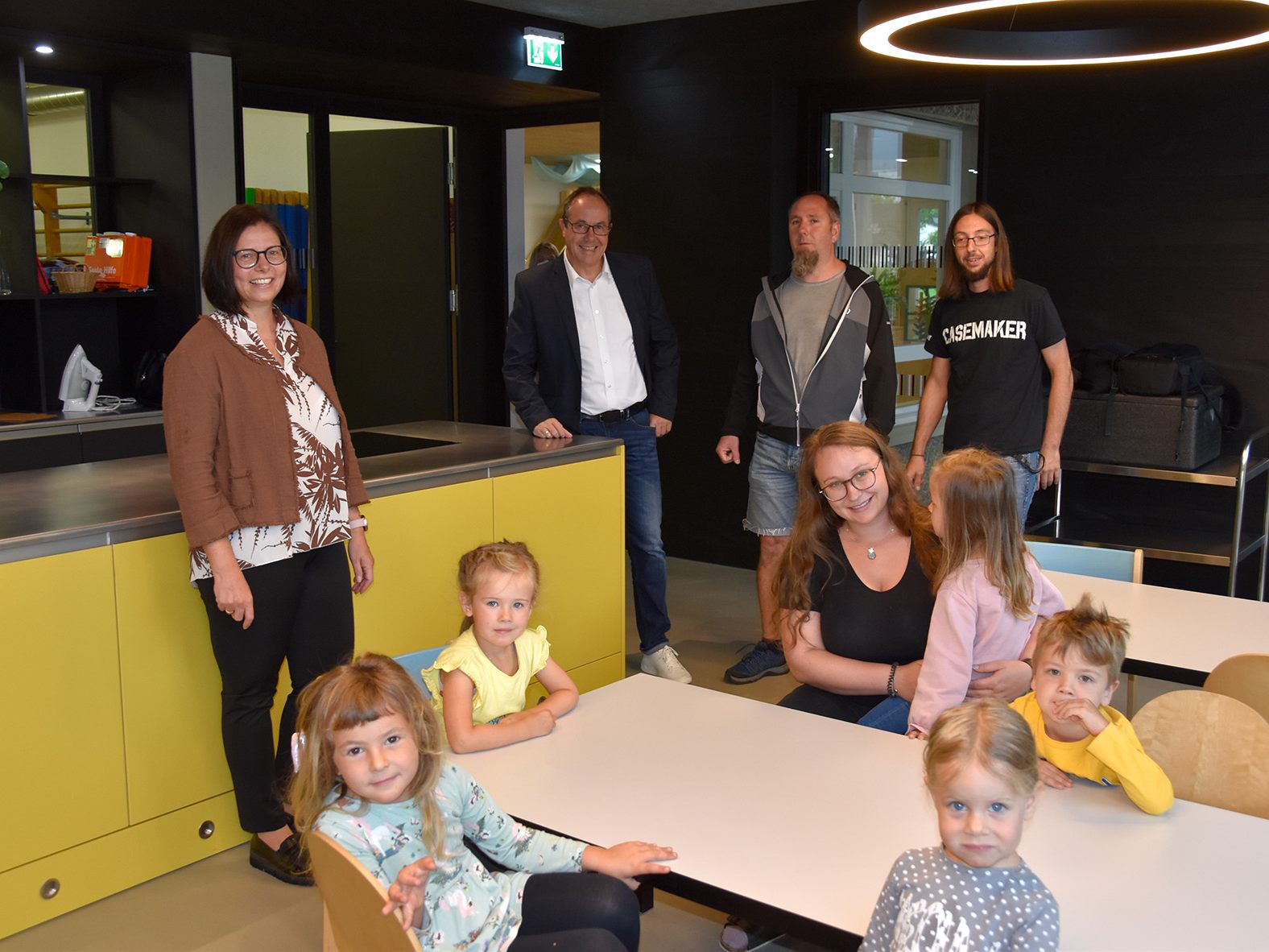 (v.l.) Bürgermeisterin Katharina Wöß-Krall und Vizebürgermeister Andreas Prenn besuchten den neu gestalteten Kindergarten Merowinger. Im Bild rechts: Bernhard Springer und Andreas Graber von der Gebäudeverwaltung; im Vordergrund: Sarah Müller, Leiterin des Kindergarten Merowinger.
