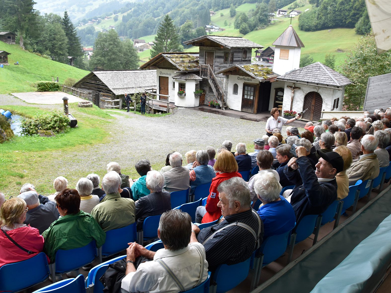 Die Senior*innen zeigten sich beeindruckt von einer der größten Freilichtbühnen Europas. Die Senior*innen zeigten sich beeindruckt von einer der größten Freilichtbühnen Europas.