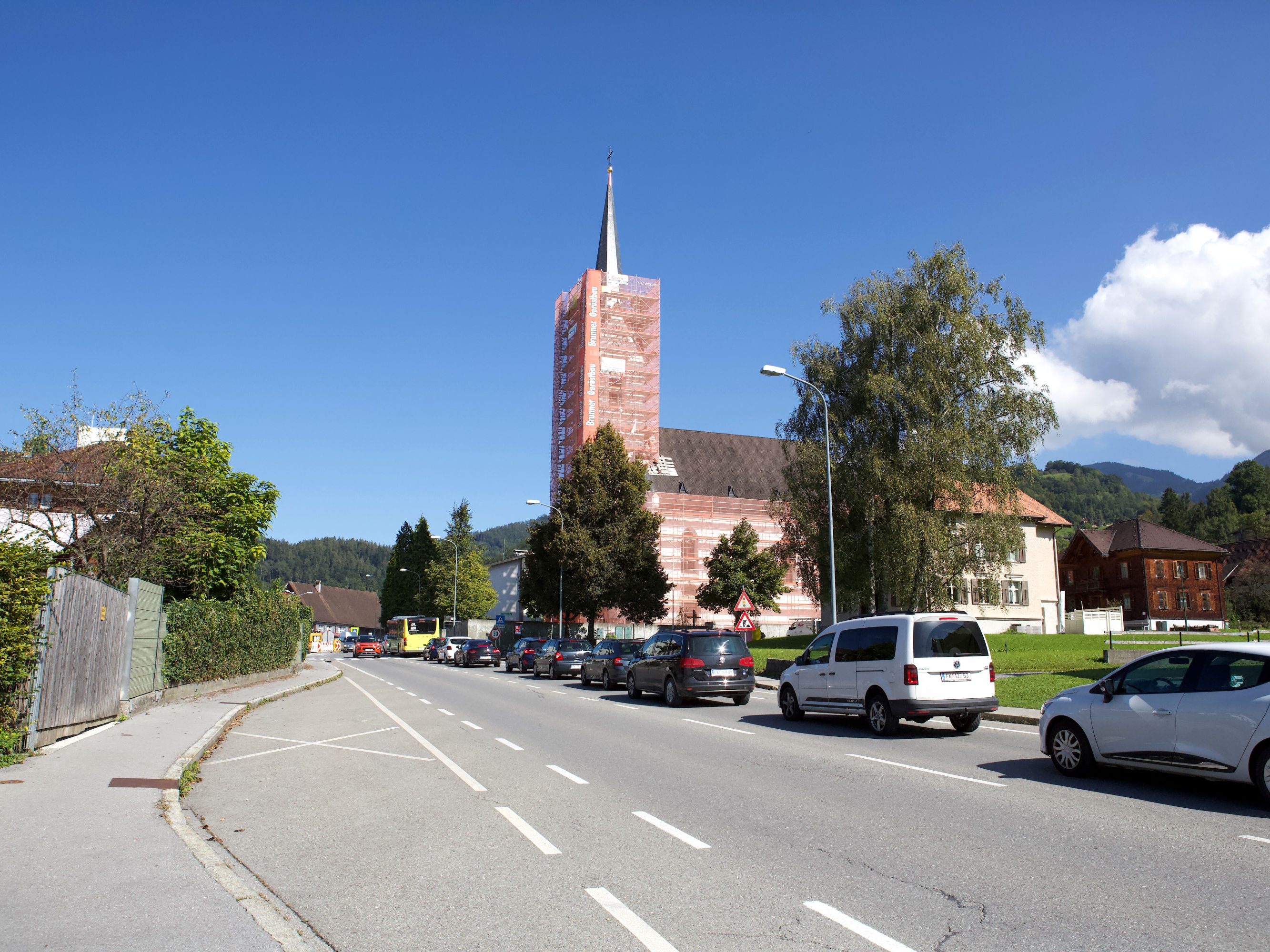 In beide Richtungen herrscht auf der Walgaustraße in Weiler zäher Verkehr