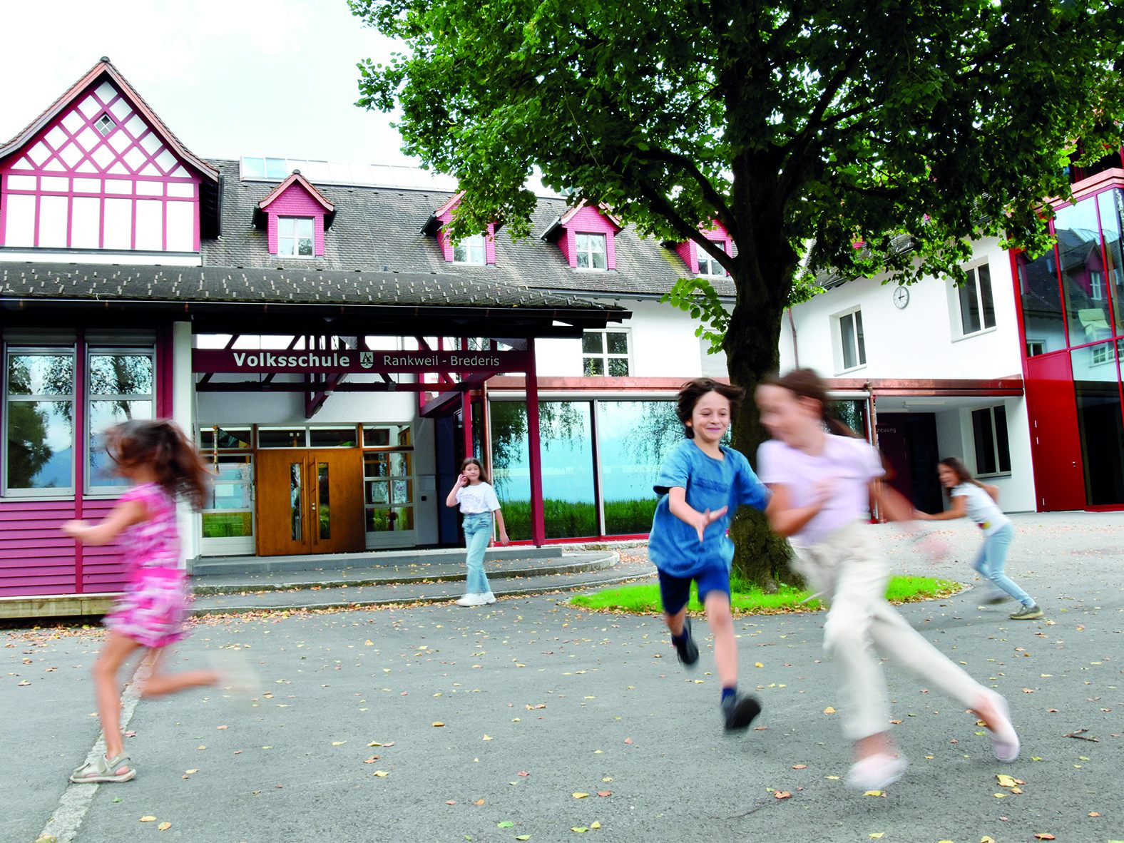 Der Eingang der Volksschule in Brederis