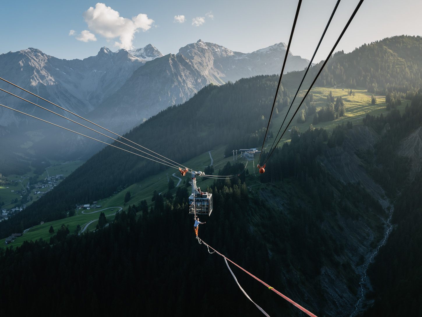 Drei Sportler knackten im Brandnertal den Slackline-Weltrekord. Drei Sportler knackten im Brandnertal den Slackline-Weltrekord.