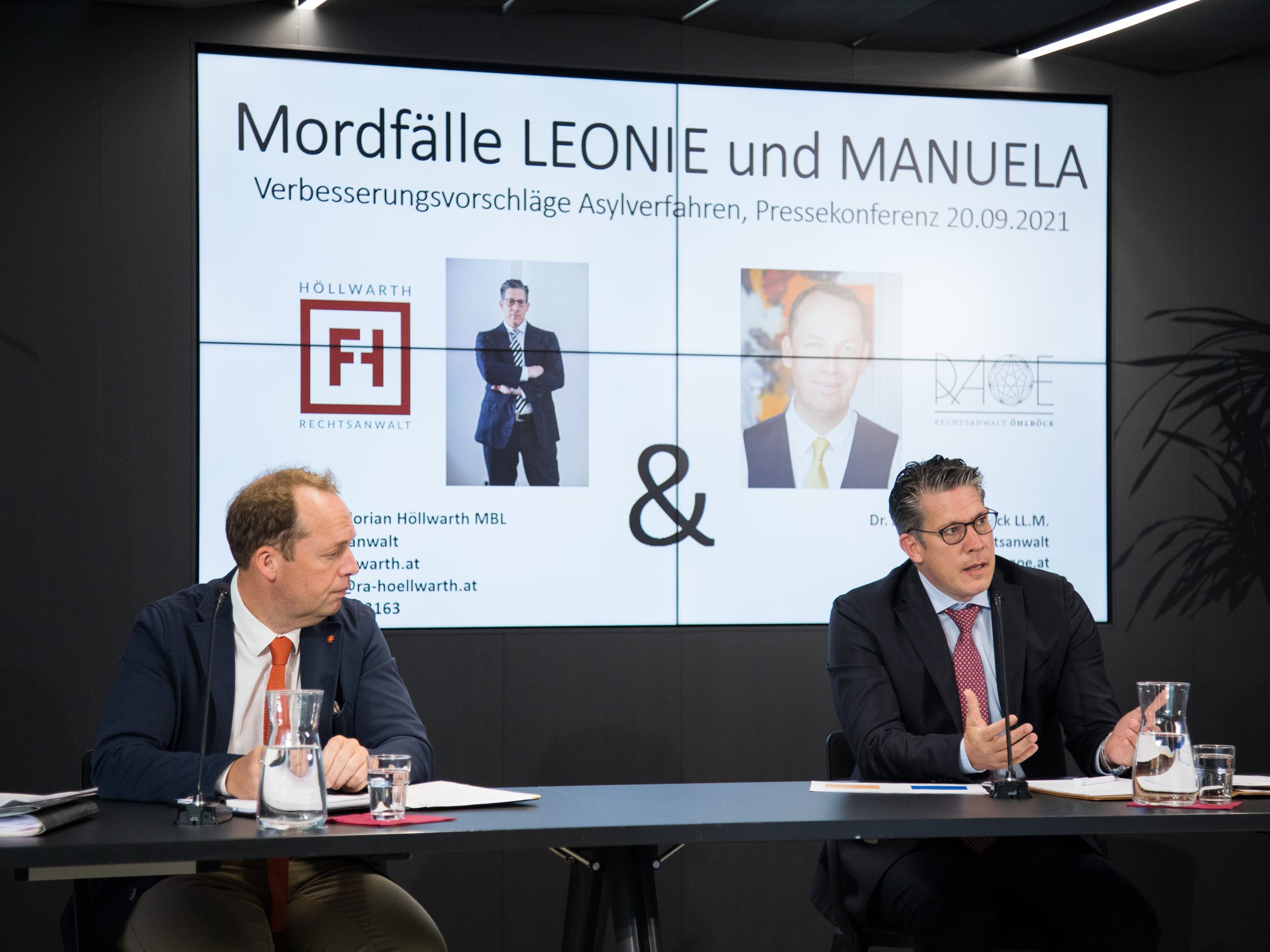 Die Anwälte der Angehörigen der getöteten Mädchen Leonie und Manuela, Florian Höllwarth und Johannes Öhlböck fordern eine Reform des Asylsystems. Die Anwälte der Angehörigen der getöteten Mädchen Leonie und Manuela, Florian Höllwarth und Johannes Öhlböck fordern eine Reform des Asylsystems.