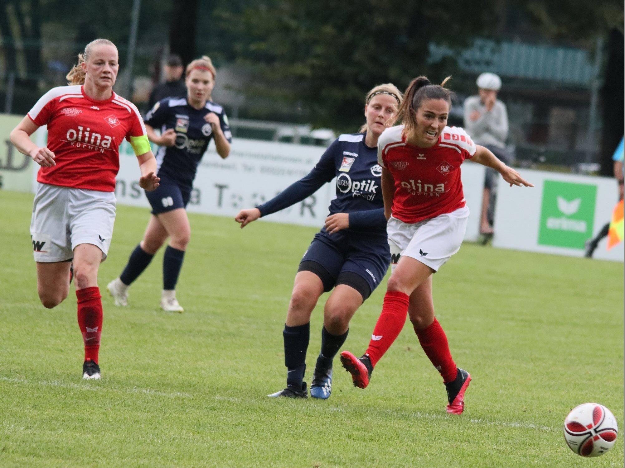 Nicole Lüchinger im Zweikampf mit einer Spielerin von Horn. Nicole Lüchinger im Zweikampf mit einer Spielerin von Horn.