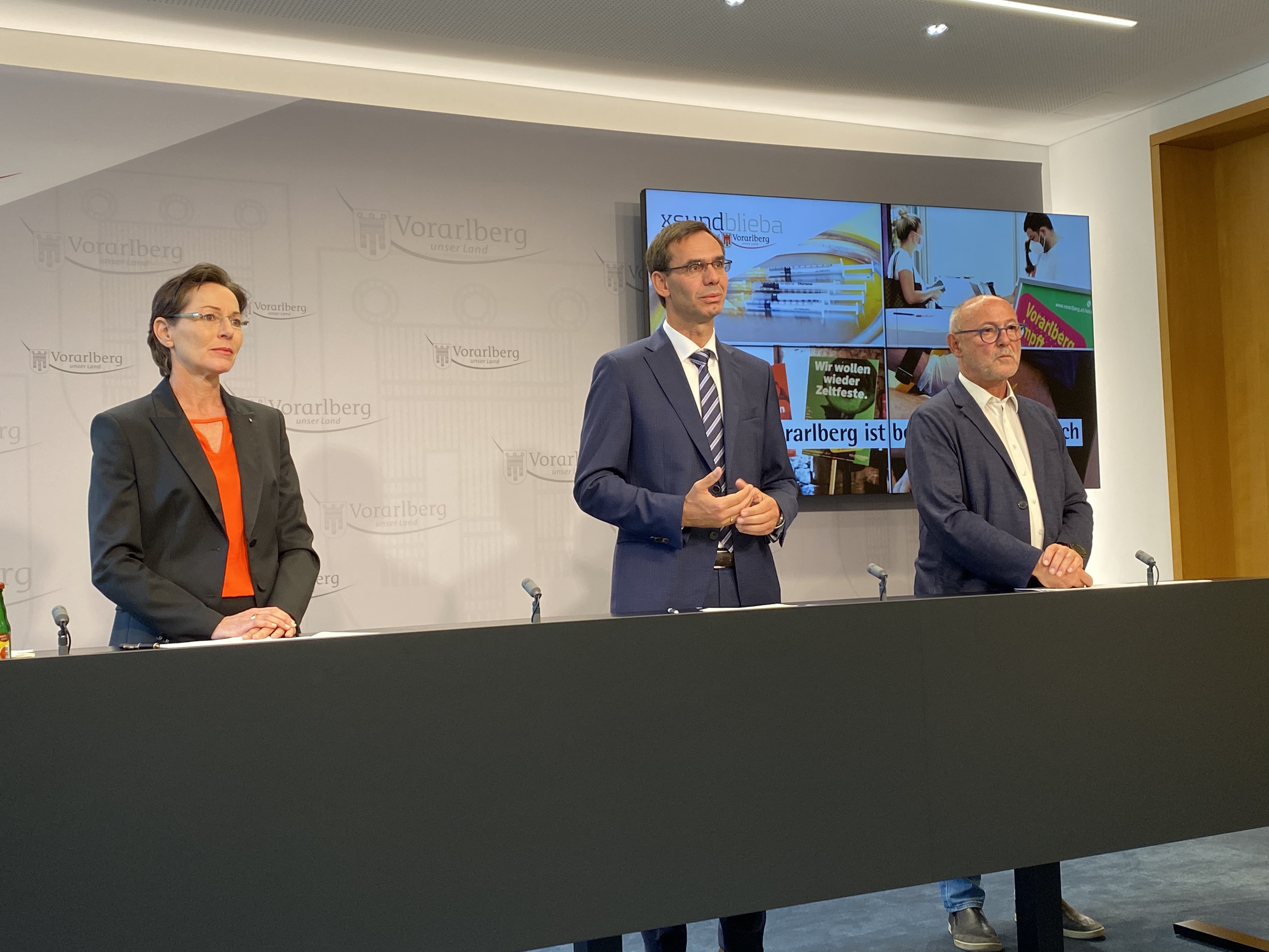 Landesrätin Rüscher, Landeshauptmann Wallner und Impfkoordinator Robert Spiegel beim Pressefoyer zur Drittimpfung. Landesrätin Rüscher, Landeshauptmann Wallner und Impfkoordinator Robert Spiegel beim Pressefoyer zur Drittimpfung.
