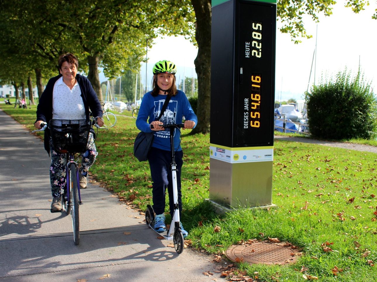 Die neue Radzählstelle mit Radbarometer am Bodensee-Radweg im Bereich der Lochauer Hafenanlage zählt und zählt. So waren im Sommer 2021 auf dem Bodensee-Radweg rund 400.000 Radlerinnen und Radler unterwegs.