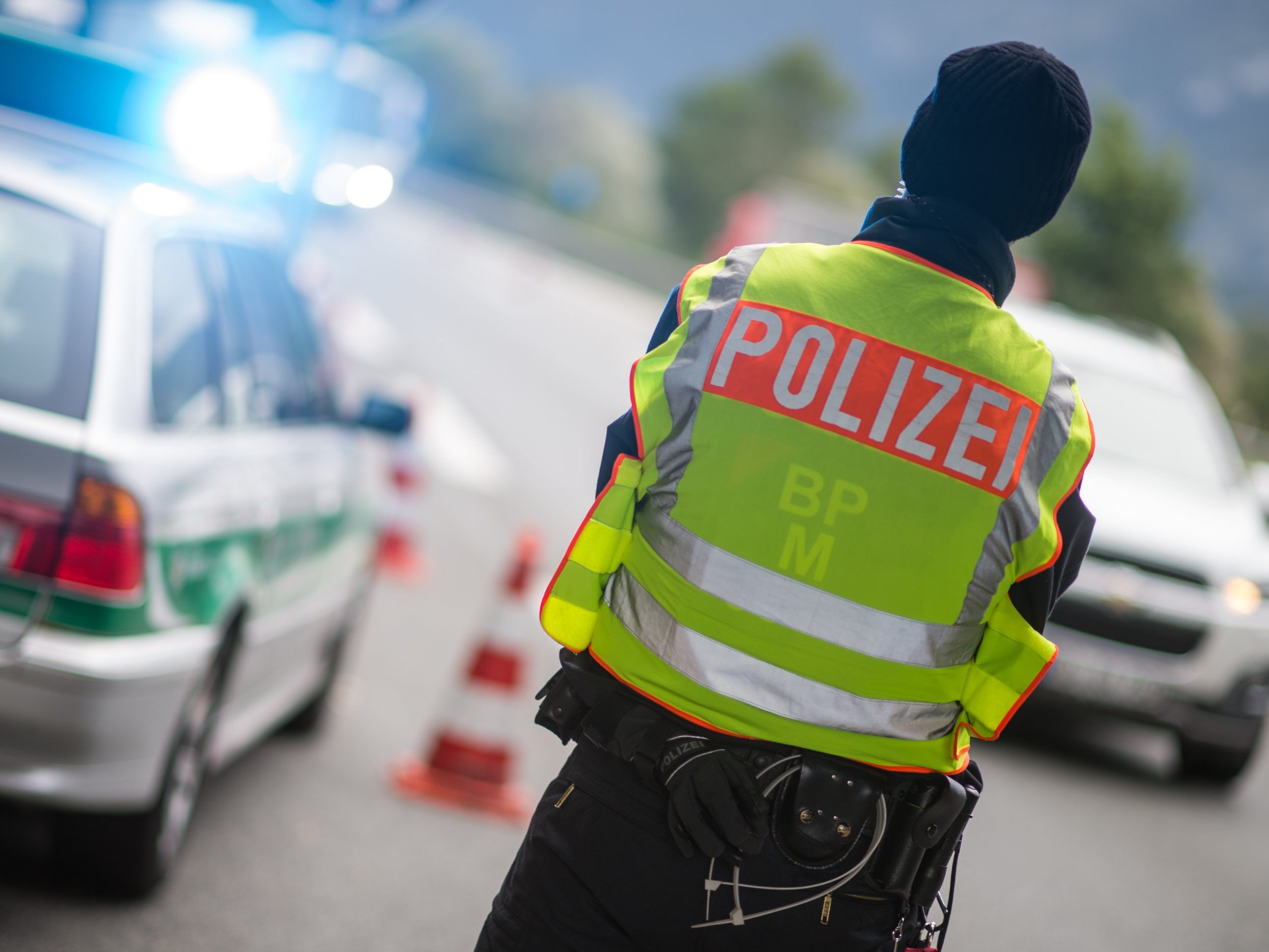 Ein Mann bedroht in einem Reisebus auf der Autobahn 9 in Bayern Fahrgäste