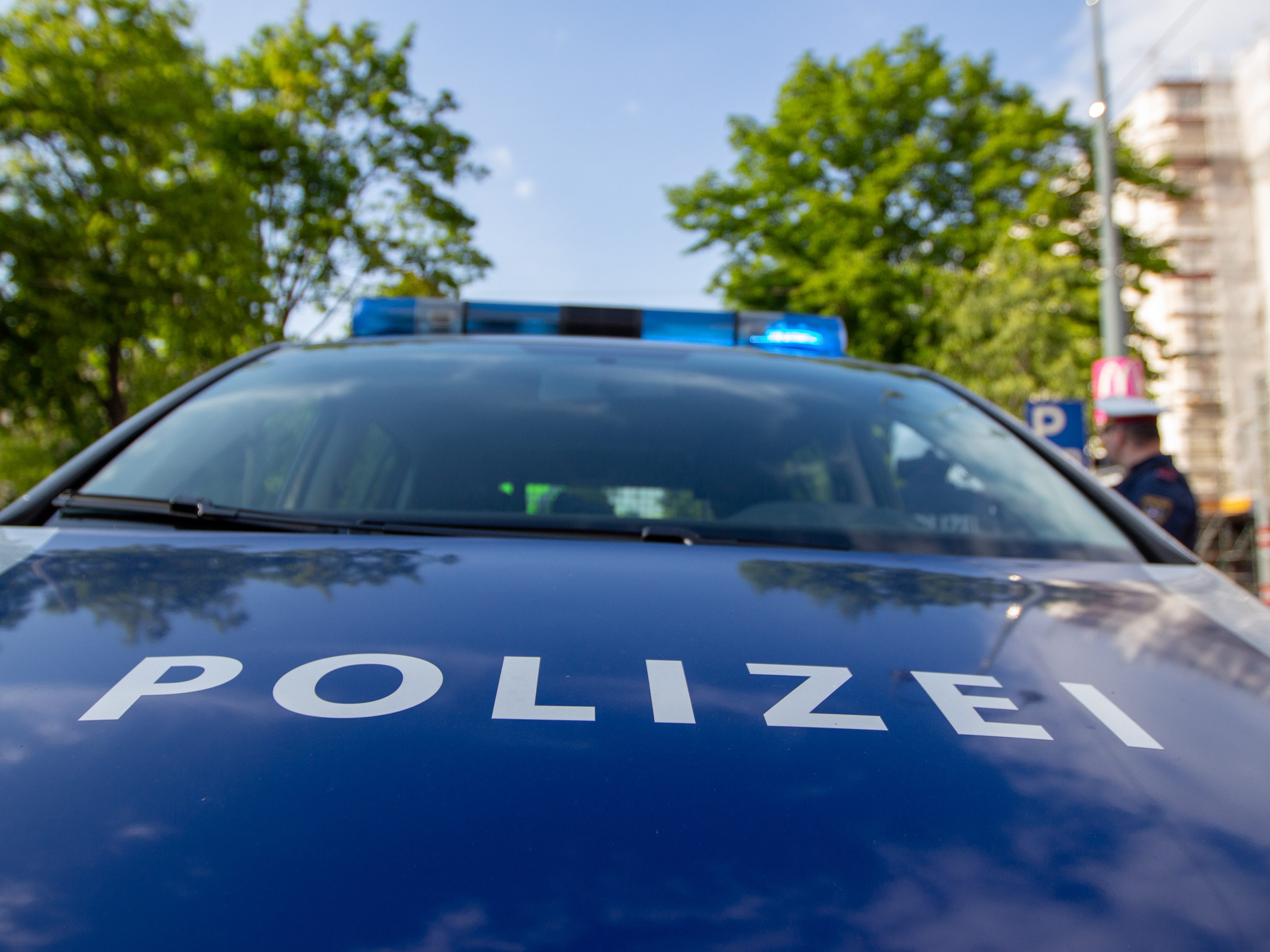 Ein Polizist wurde in Wien-Leopoldstadt Oper einer Attacke. Ein Polizist wurde in Wien-Leopoldstadt Oper einer Attacke.