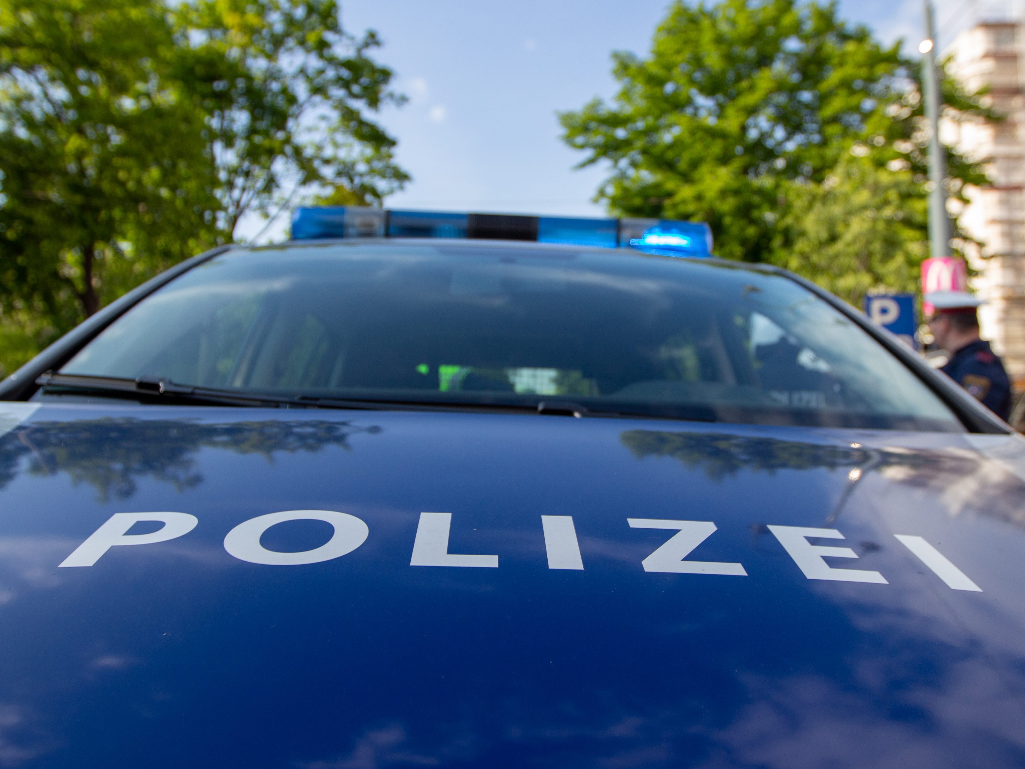 Lkw schleifte Motorrad an Kreuzung mit.