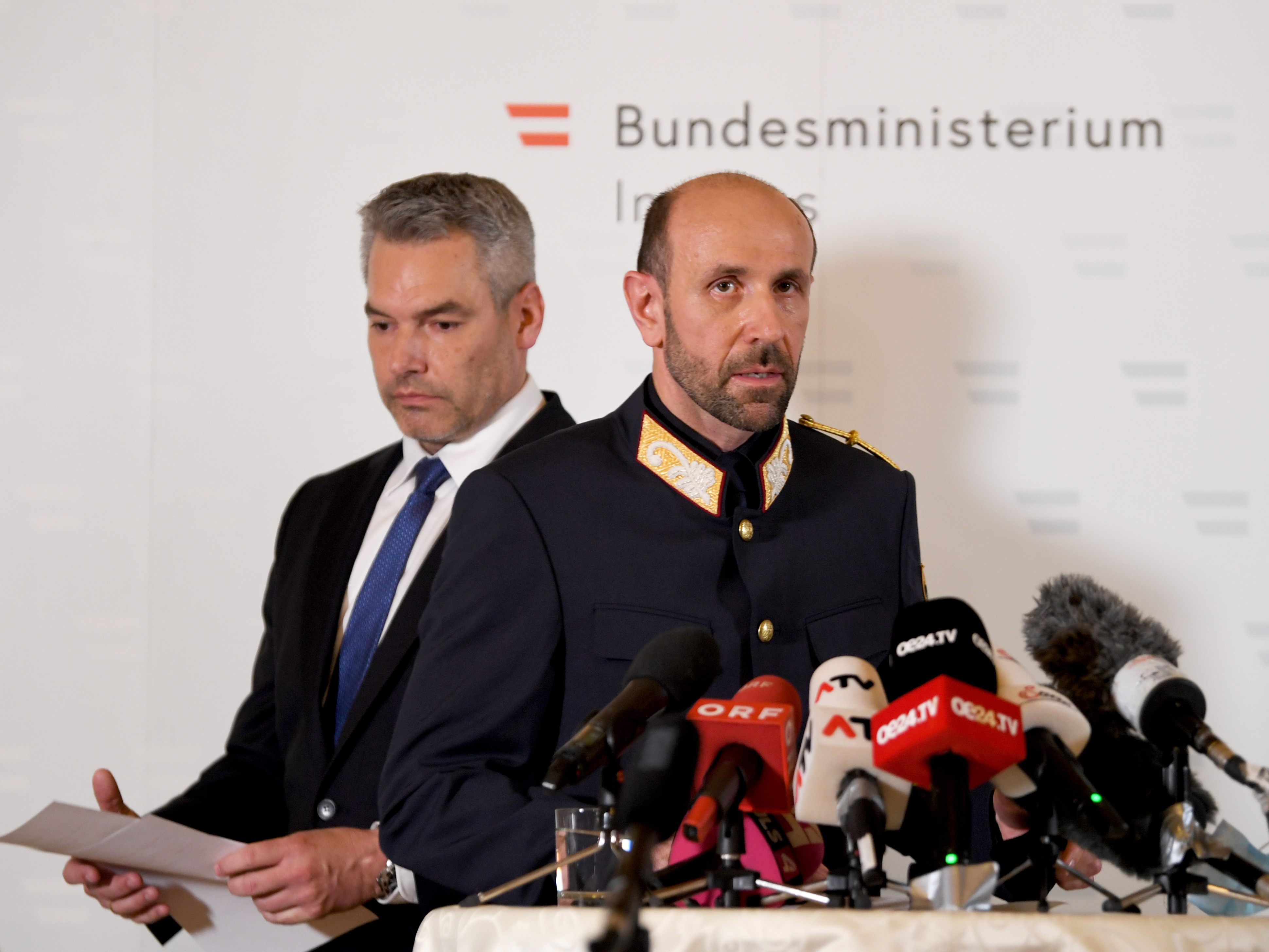 Nehammer und Ruf laden zur Pressekonferenz.