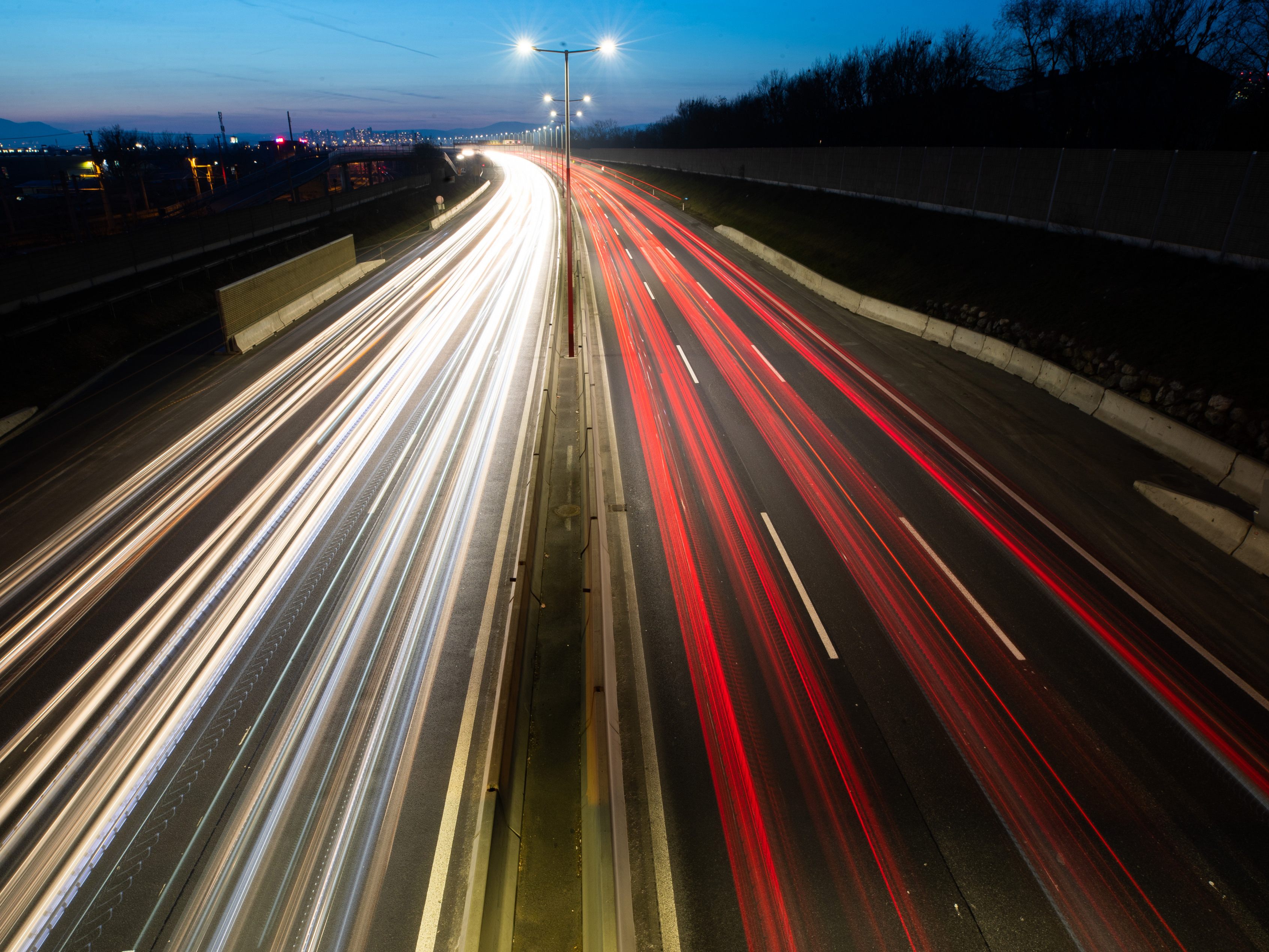 Person nachts auf Westautobahn in OÖ von Auto erfasst und getötet. Person nachts auf Westautobahn in OÖ von Auto erfasst und getötet.