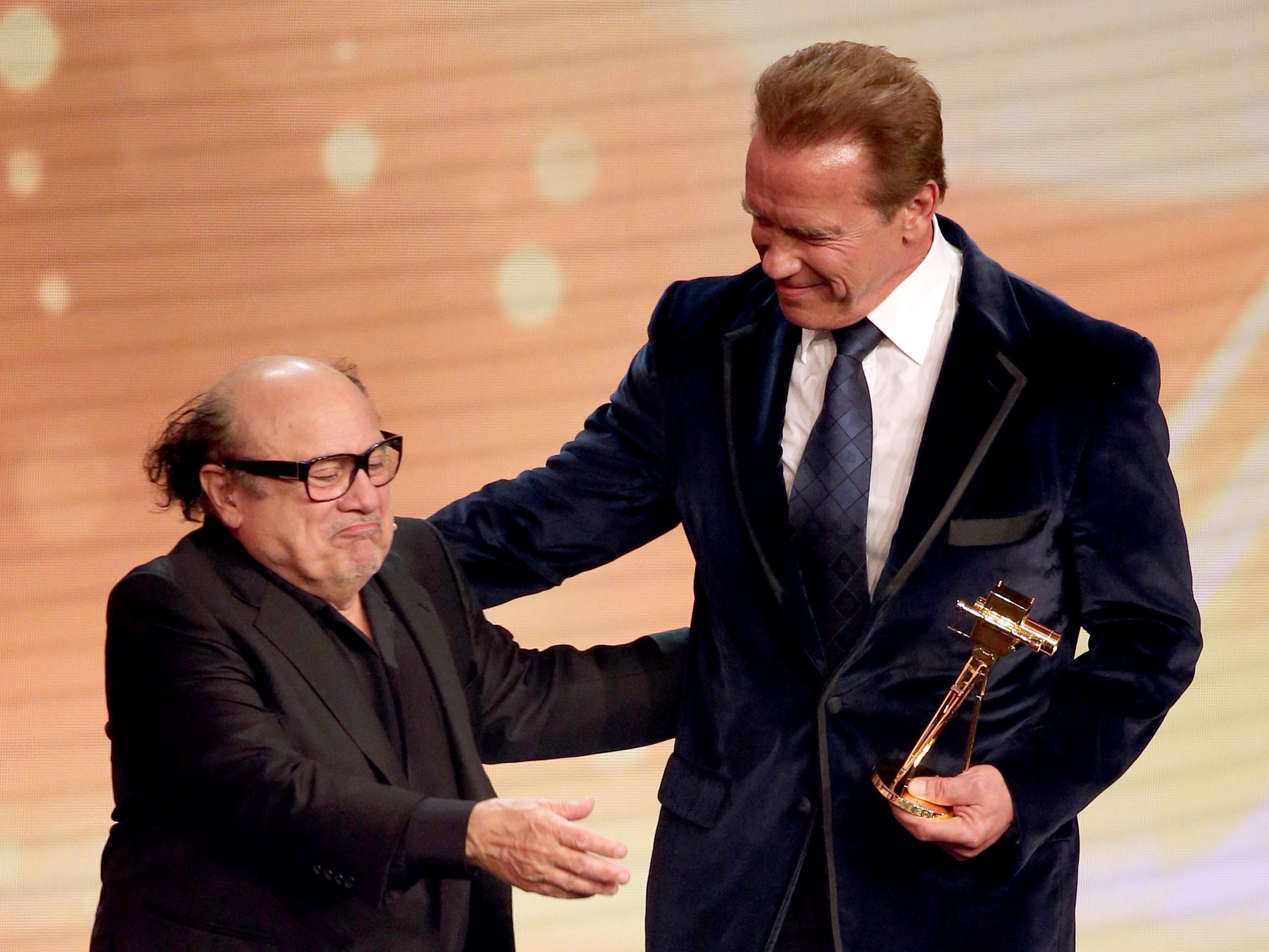 Danny DeVito und Arnold Schwarzenegger - hier 2015 bei der Verleihung der 50. Goldenen Kamera in Hamburg