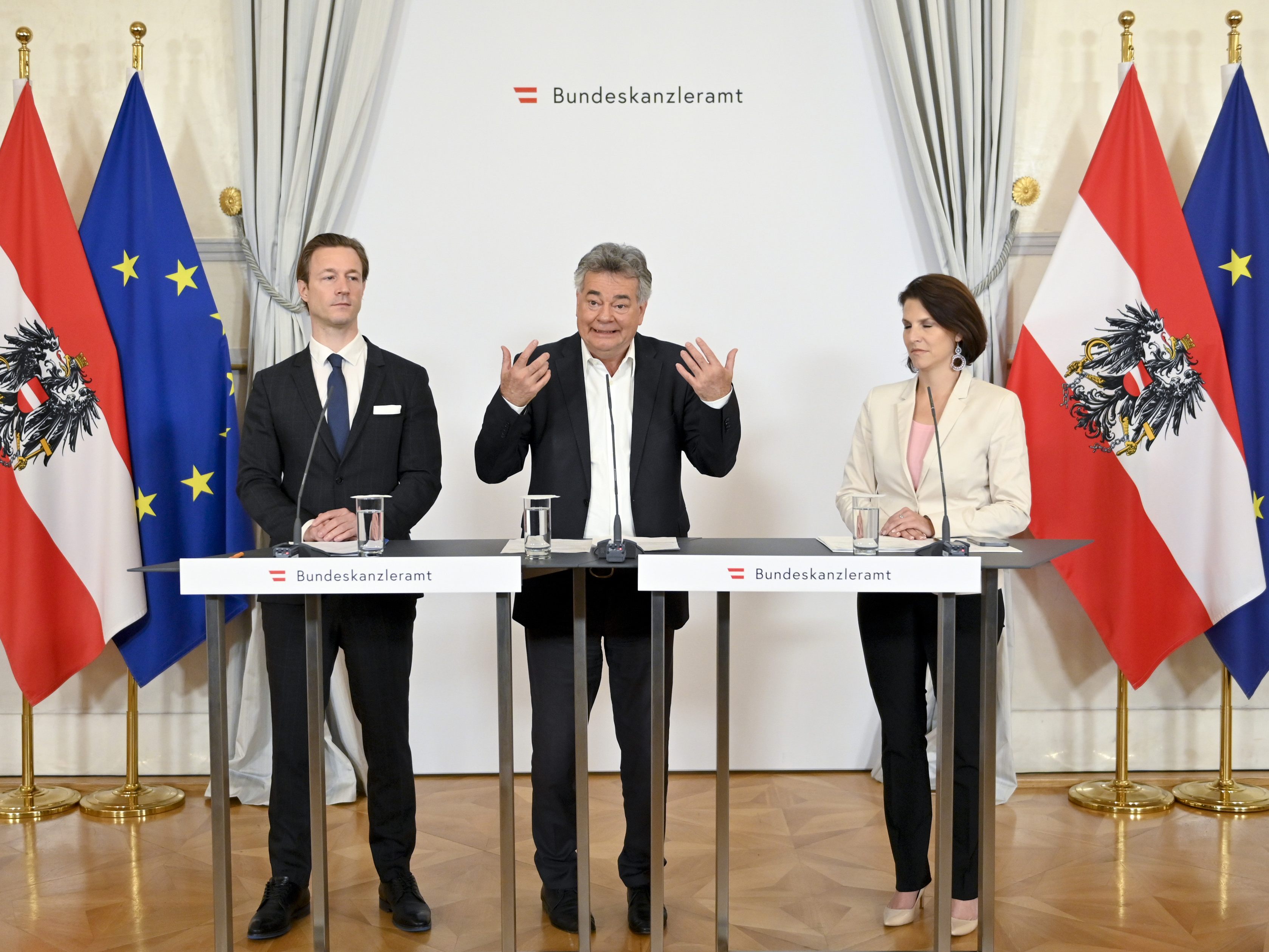 Gernot Blümel (ÖVP), Werner Kogler (Grüne) und Karoline Edtstadler (ÖVP) im Rahmen des Pressefoyers nach dem Ministerrat am 29.09.2021. Dabei wurde auch der Zeitplan für die ORF-Gesetzesnovelle verkündet. Gernot Blümel (ÖVP), Werner Kogler (Grüne) und Karoline Edtstadler (ÖVP) im Rahmen des Pressefoyers nach dem Ministerrat am 29.09.2021. Dabei wurde auch der Zeitplan für die ORF-Gesetzesnovelle verkündet.