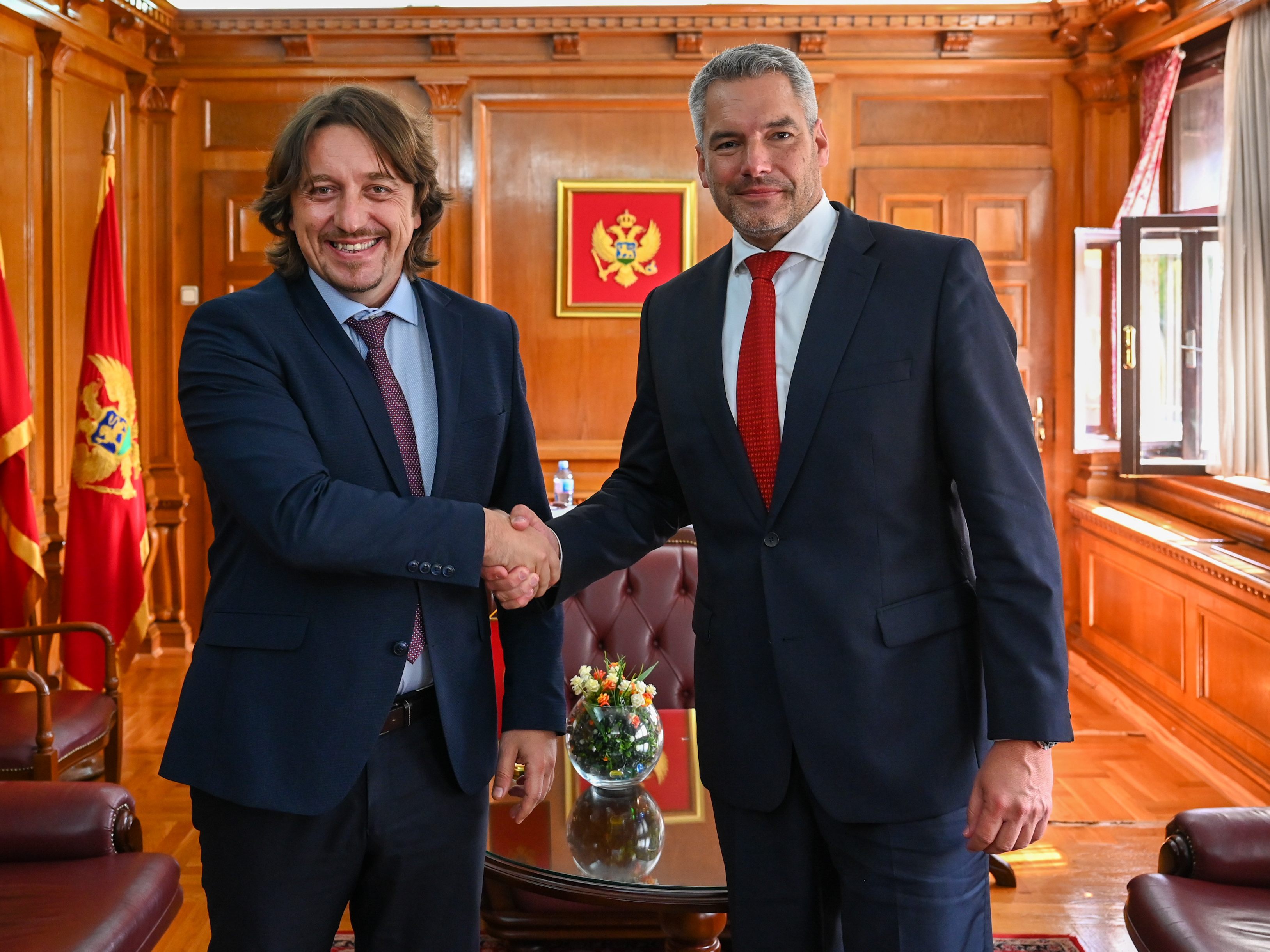 Am Mittwoch vereinbarten Sergej Sekulovic, Innenminister von Montenegro und Innenminister Karl Nehammer (ÖVP), dass Österreich acht Polizisten und vier Drohnen zum Grenzschutz zur Verfügung stellt. Am Mittwoch vereinbarten Sergej Sekulovic, Innenminister von Montenegro und Innenminister Karl Nehammer (ÖVP), dass Österreich acht Polizisten und vier Drohnen zum Grenzschutz zur Verfügung stellt.