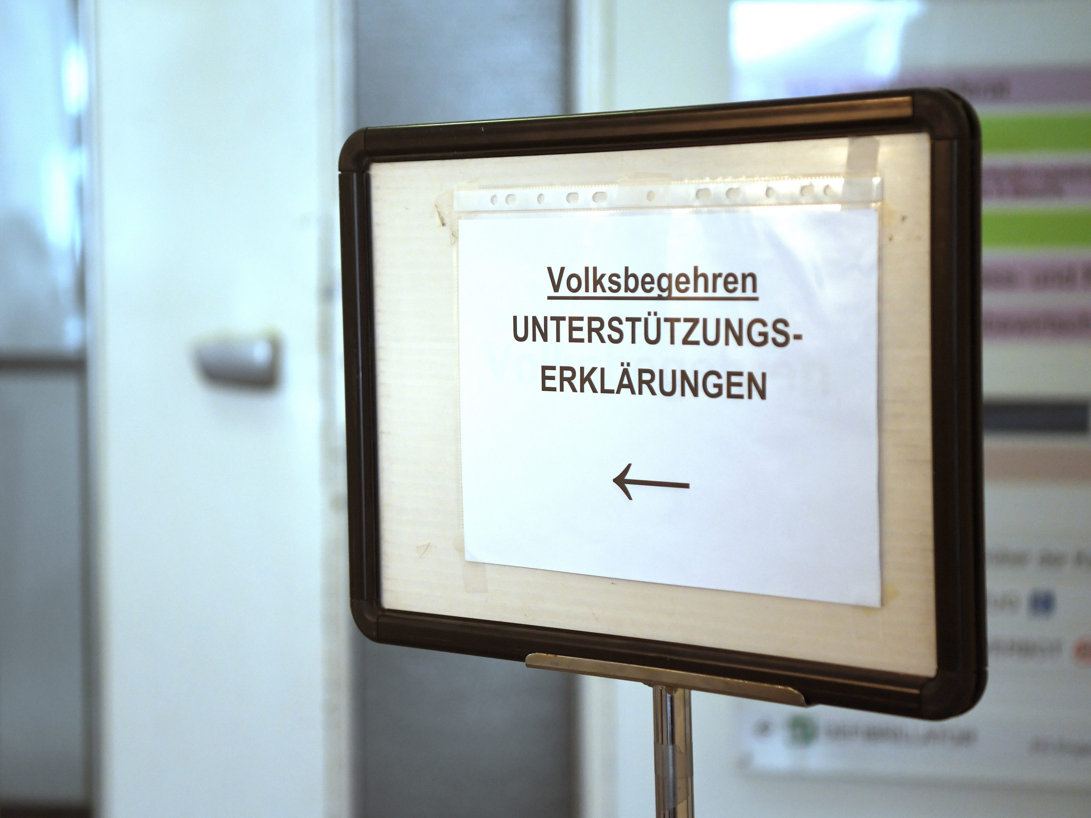Für vier Volksbegehren können Unterstützungserklärungen abgegeben werden. Für vier Volksbegehren können Unterstützungserklärungen abgegeben werden.