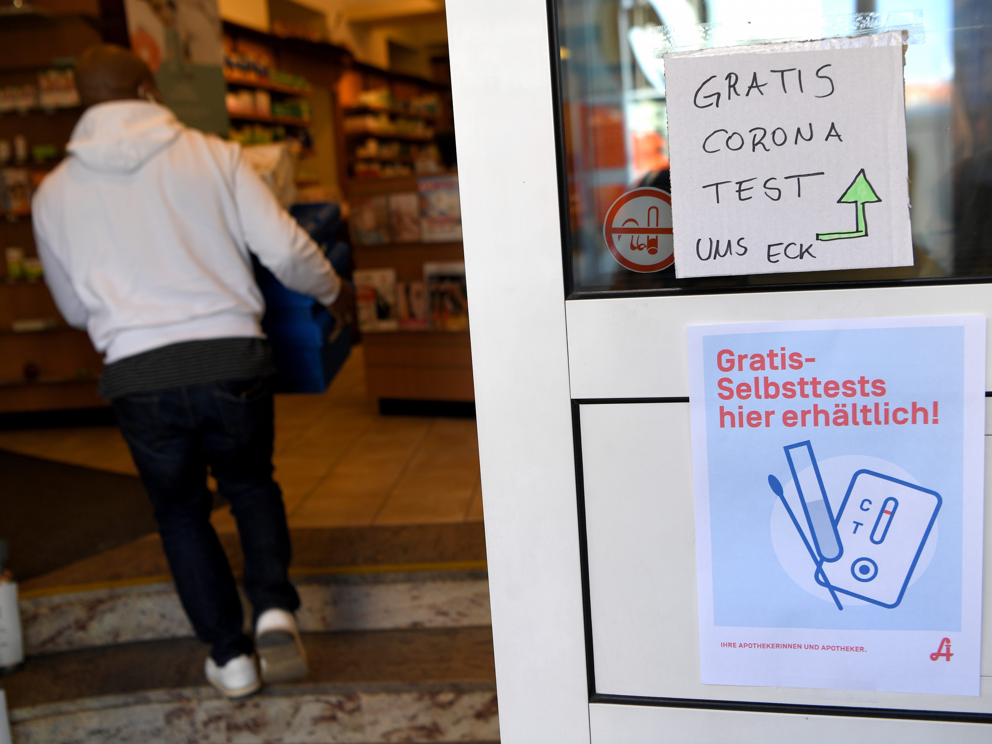Apotheken mit vereinzelten Engpässen bei "Wohnzimmertests". Apotheken mit vereinzelten Engpässen bei "Wohnzimmertests".