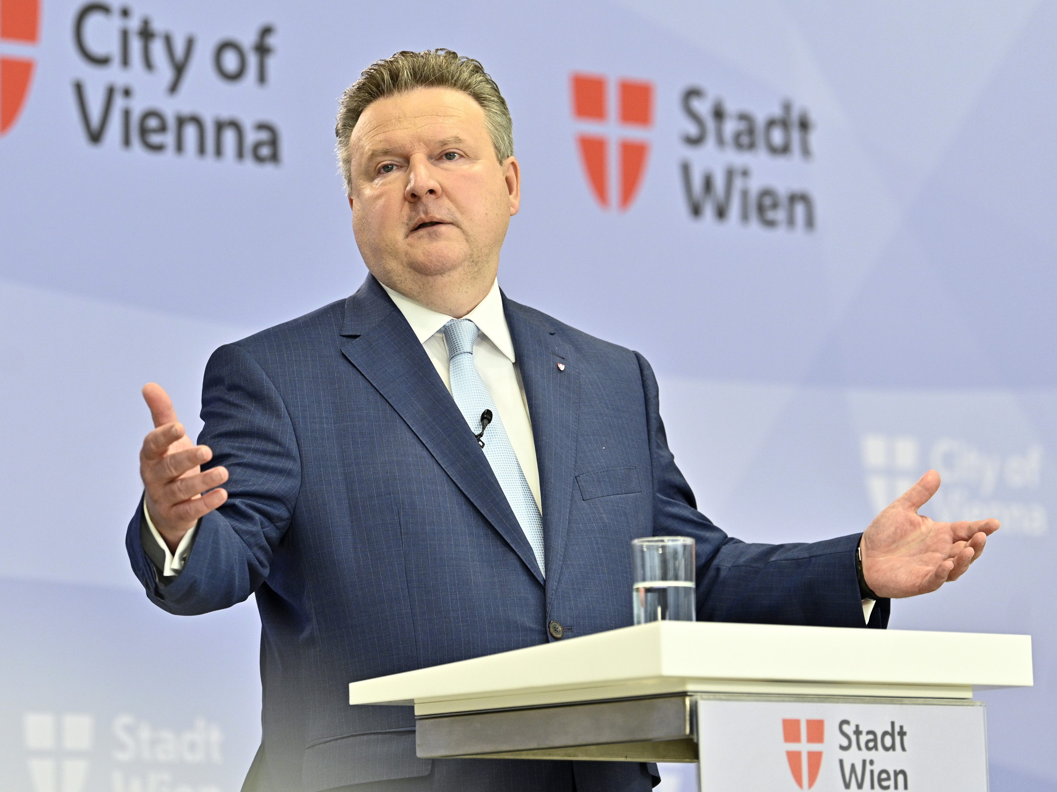 Bürgermeister Michael Ludwig (SPÖ) spricht um 13:30 zu den Corona-Maßnahmen für Wien im Live-Stream. Bürgermeister Michael Ludwig (SPÖ) spricht um 13:30 zu den Corona-Maßnahmen für Wien im Live-Stream.