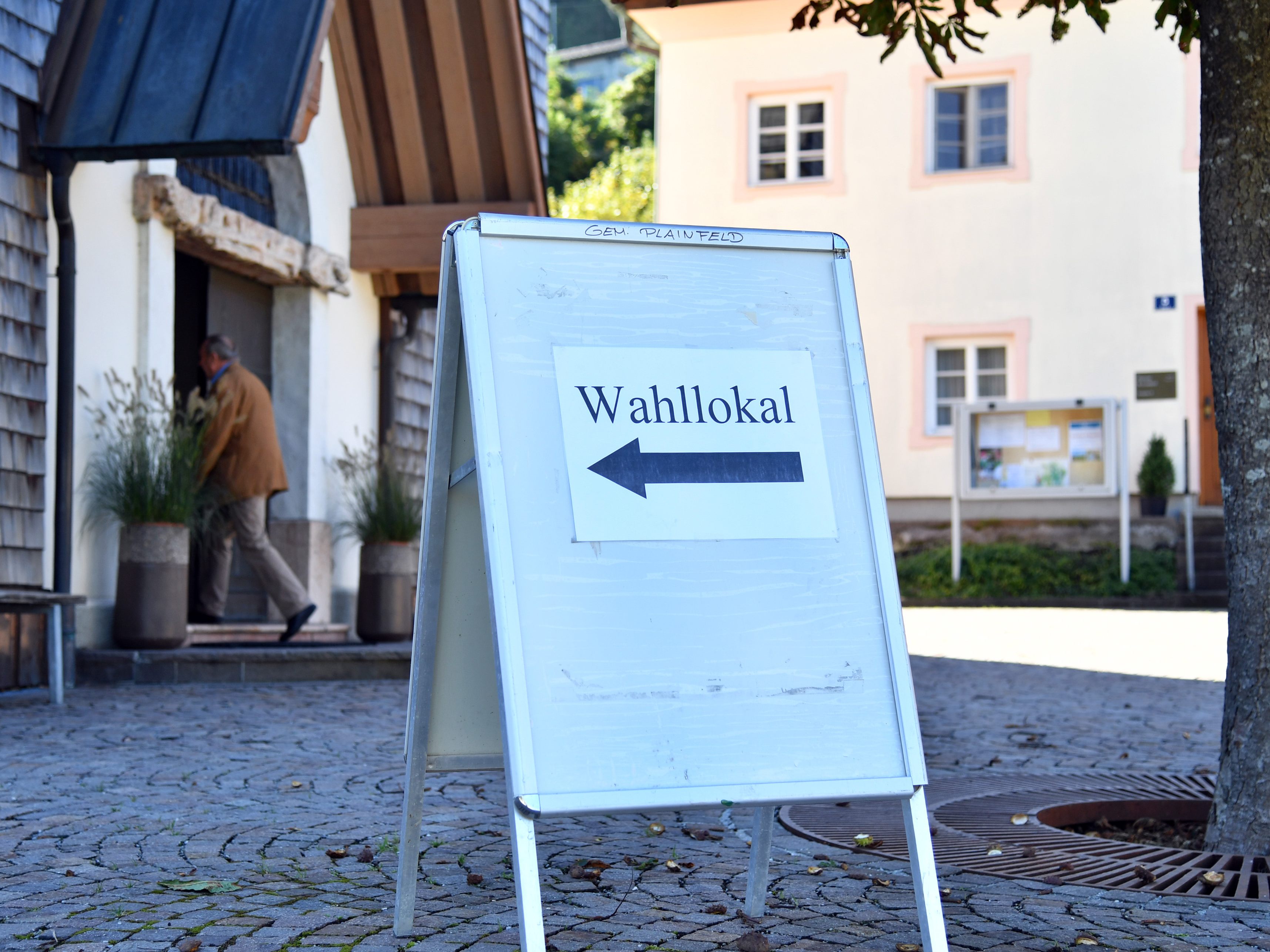 Die "Pass-Egal-Wahl" wurde vom Netzwerk "DEM21" organisiert. Die "Pass-Egal-Wahl" wurde vom Netzwerk "DEM21" organisiert.