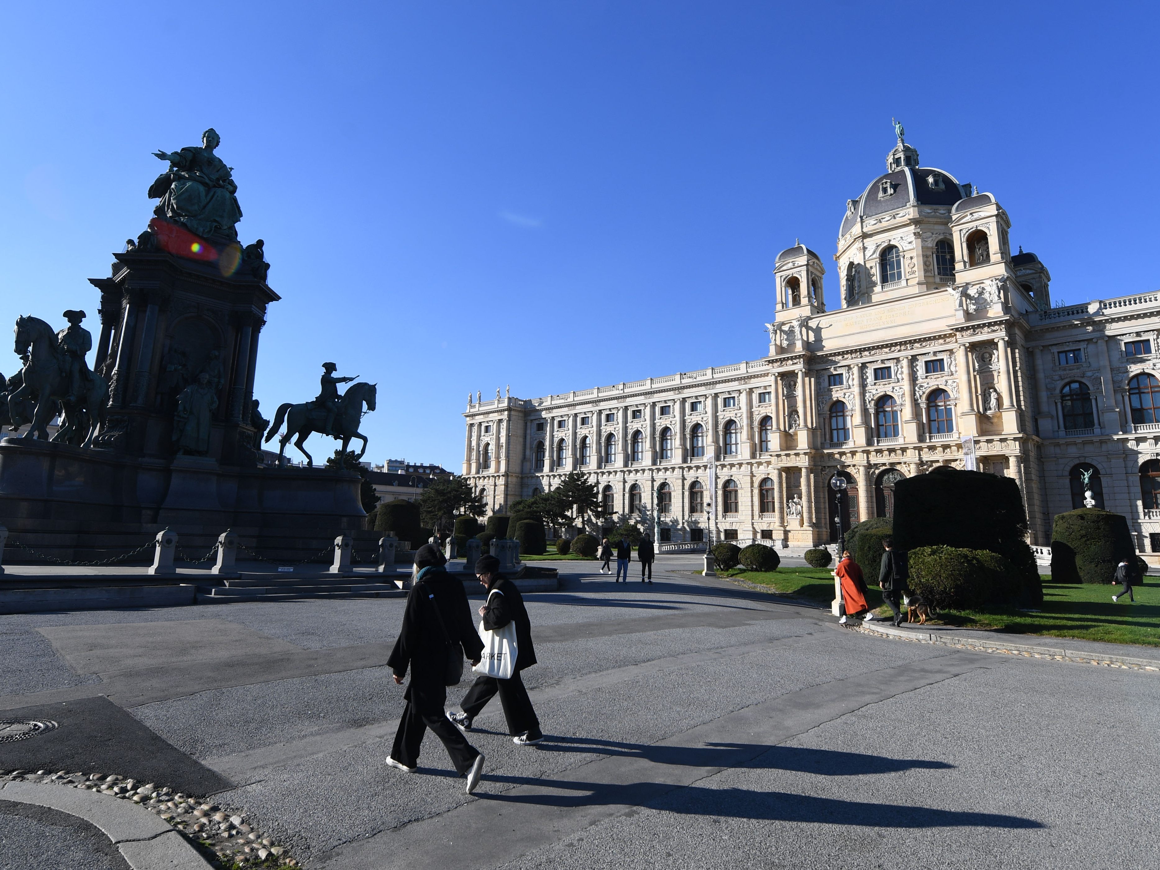 Weltgrößtes mobiles Aquarium am Wiener Maria Theresien Platz zu sehen.