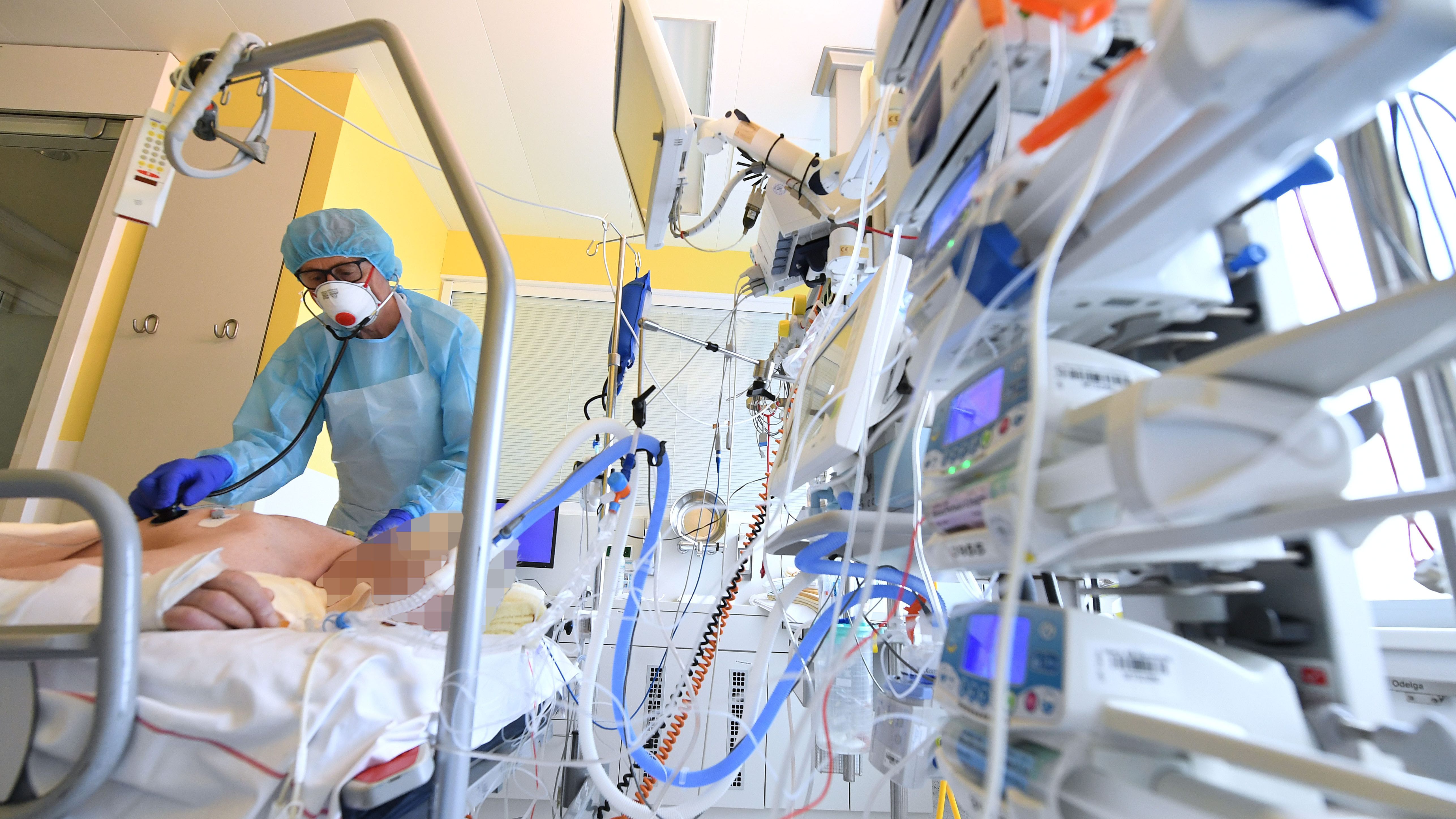 Die einzige derzeit breit eingesetzte Therapie bei Covid-Patienten sei eine, "die das Immunsystem schädigt".