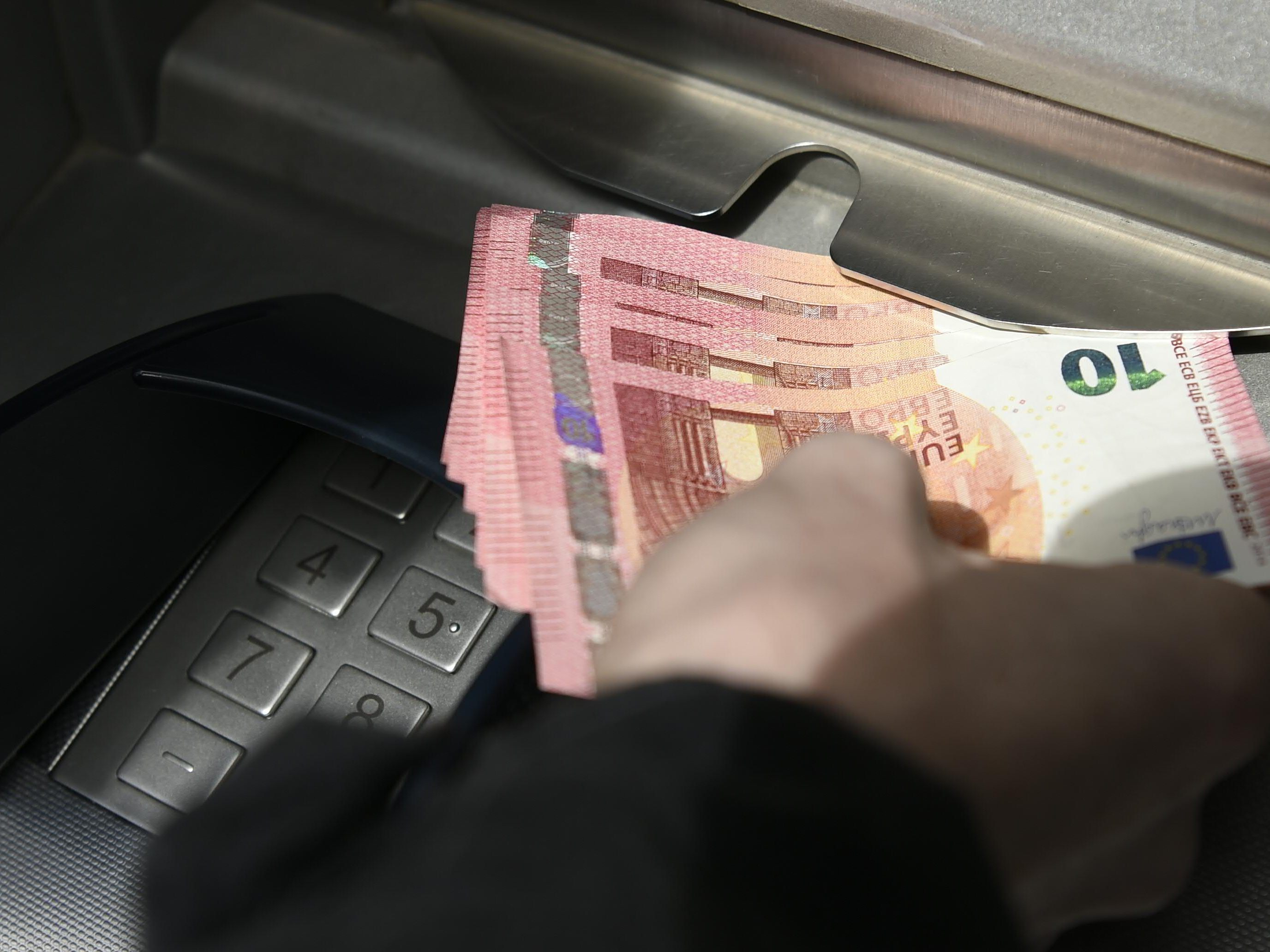 Scheidender Erste-Vorstand Schaufler: Kunden hoben vor erstem Lockdown mehr als 100 Mio Euro ab - teils ihr gesamtes Bares Scheidender Erste-Vorstand Schaufler: Kunden hoben vor erstem Lockdown mehr als 100 Mio Euro ab - teils ihr gesamtes Bares