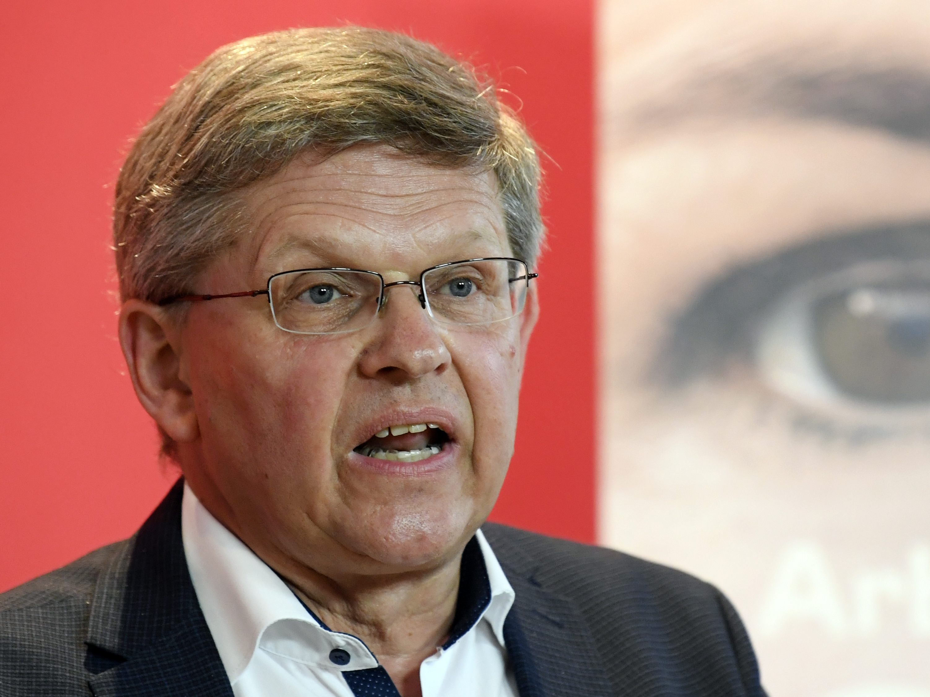 Deutsch übt scharfe Kritik an der Corona-Politik der Regierung.