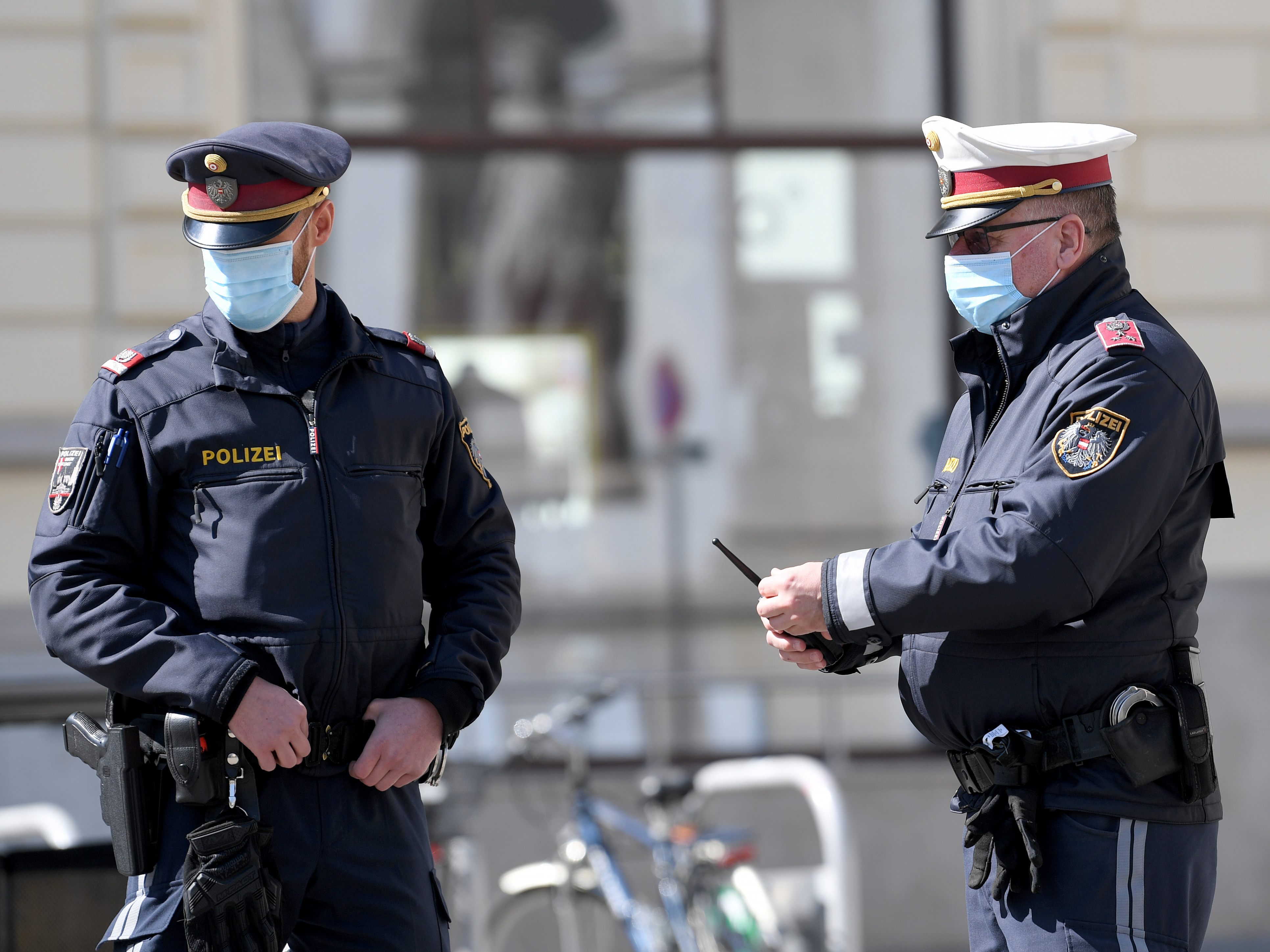 Bei der Kontrolle eines 32-Jährigen in Wien-Alsergrund wurde ein Polizist verletzt.