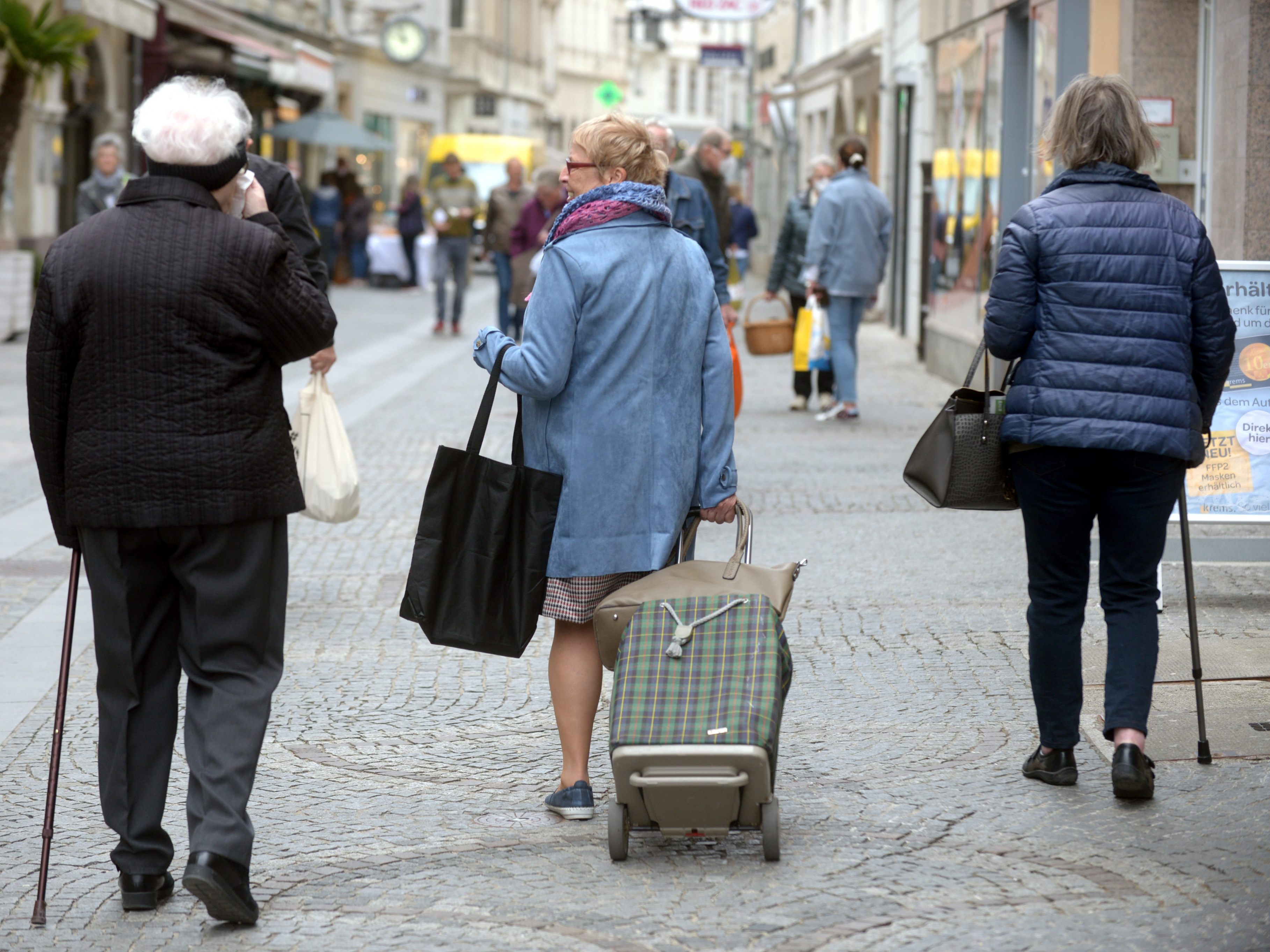 Ein Wert von 1,07 bedeutet, dass 100 Infizierte statistisch gesehen 107 weitere Menschen mit dem Coronavirus anstecken. Ein Wert von 1,07 bedeutet, dass 100 Infizierte statistisch gesehen 107 weitere Menschen mit dem Coronavirus anstecken.