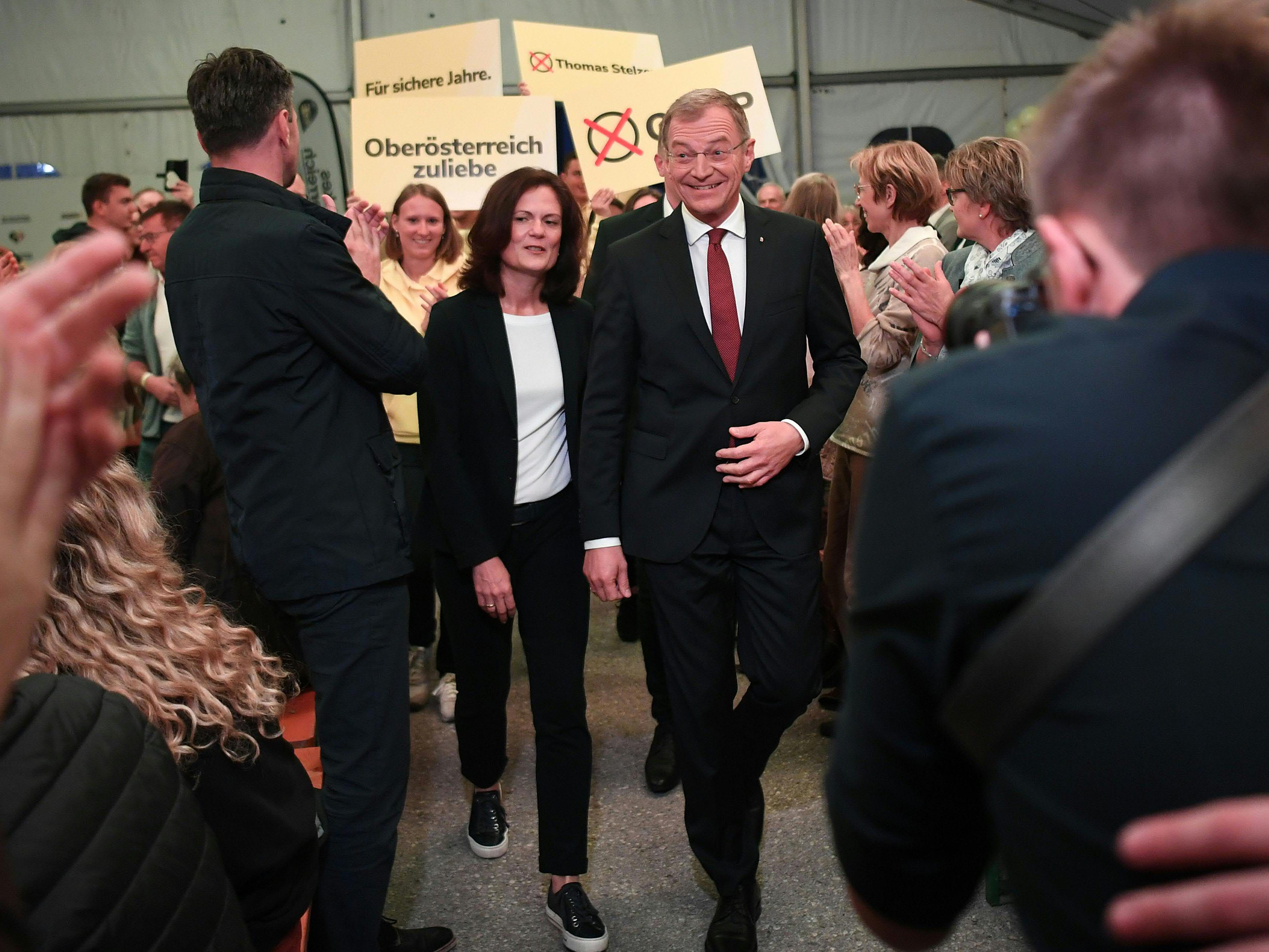 Landeshauptmann Thomas Stelzer und seine Frau Bettina beim Wahlkampfabschluss der ÖVP zu den Landtagswahlen Oberösterreich in Wolfern.