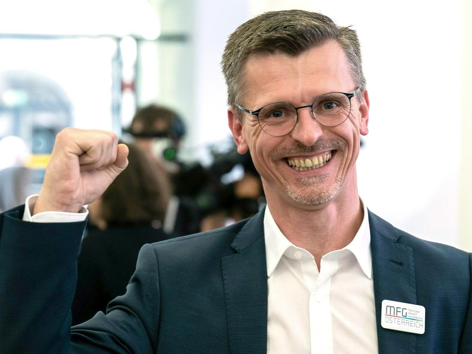 Joachim Aigner (MFG) jubelt im Rahmen der Landtagswahl in Oberösterreich. Joachim Aigner (MFG) jubelt im Rahmen der Landtagswahl in Oberösterreich.