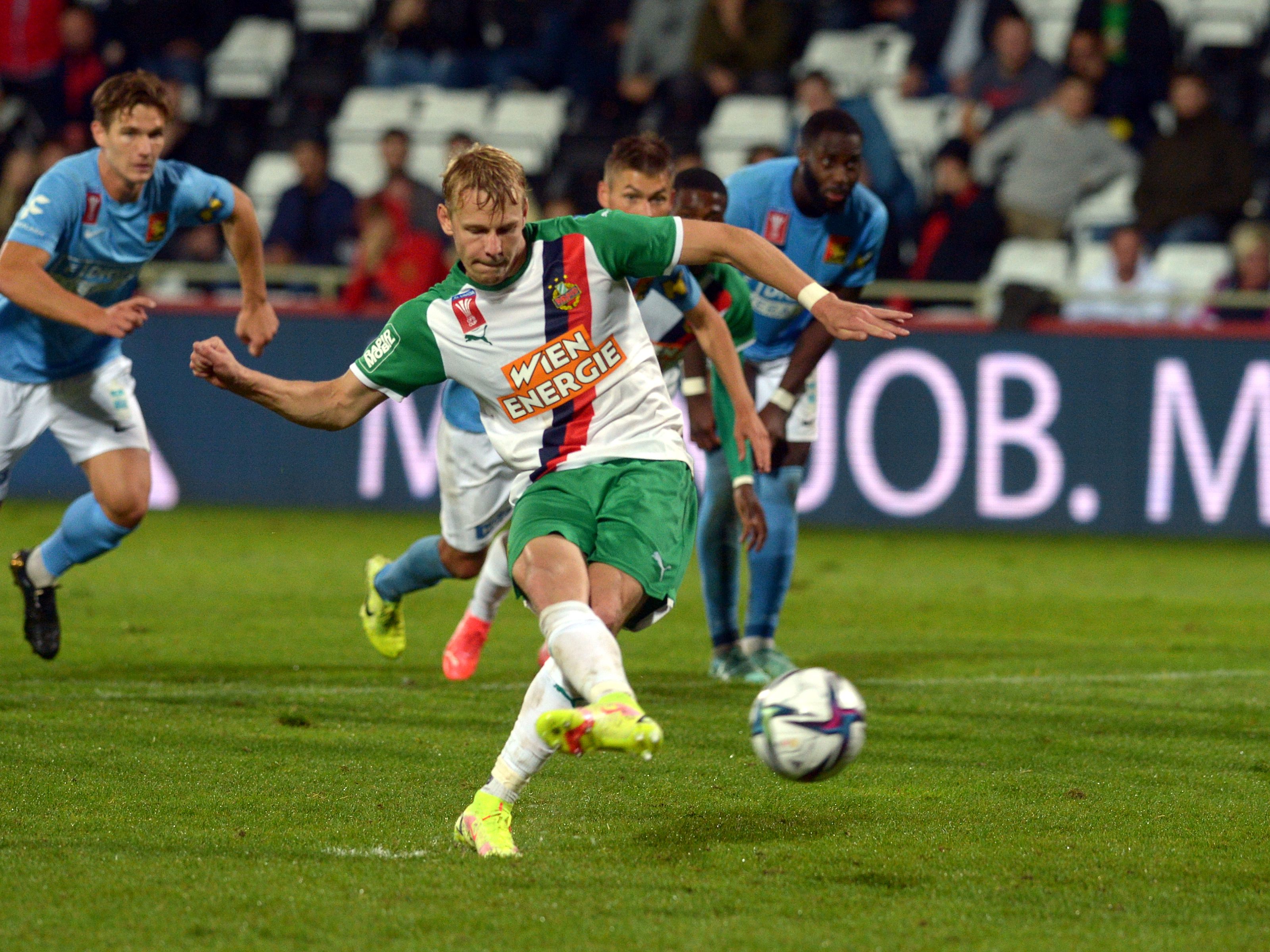 Marco Grüll verwertete in der Verlängerung den Elfmeter zum 2:1 für Rapid gegen Admira.