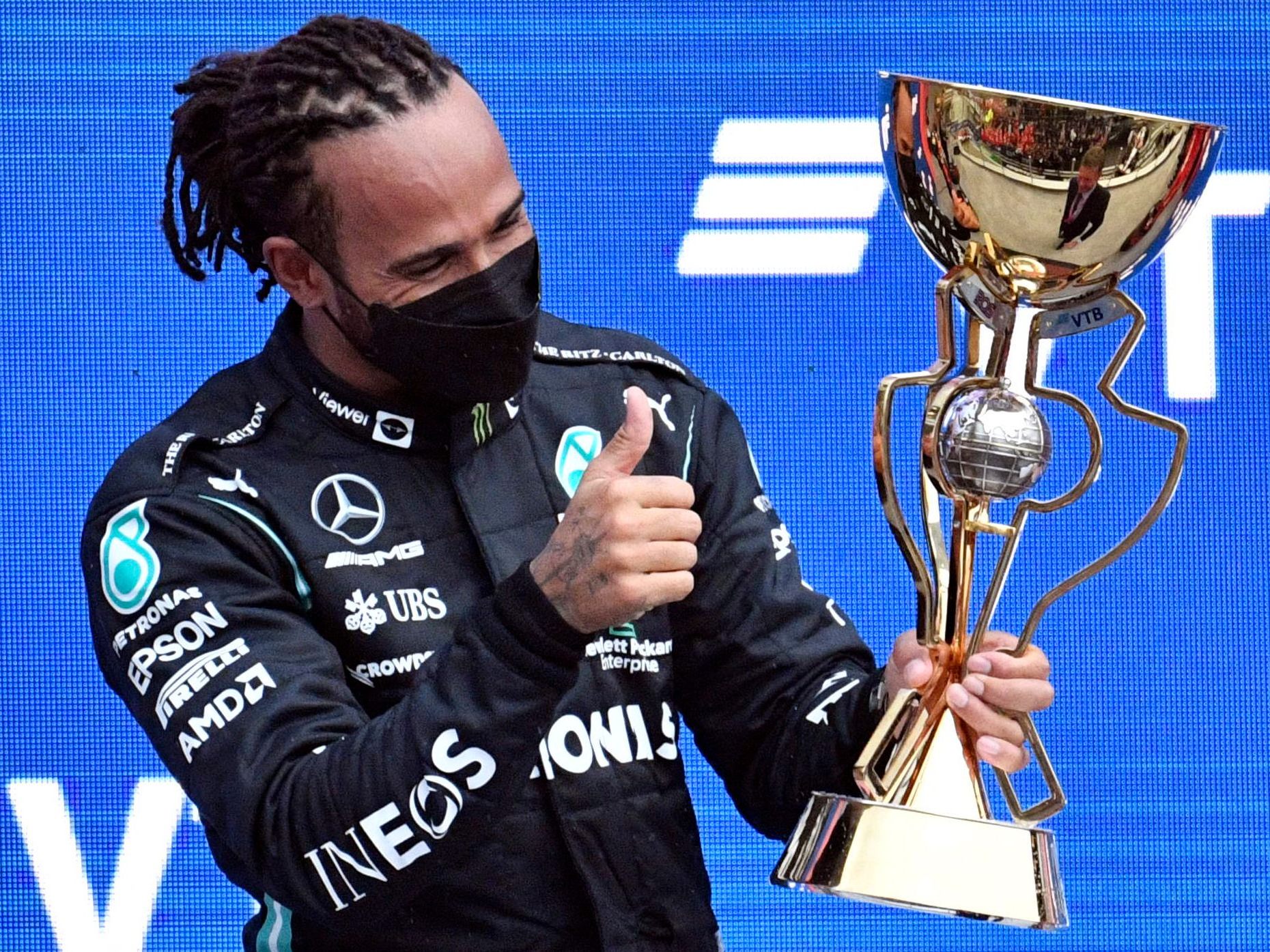 Hamilton feiert seinen Sieg. Hamilton feiert seinen Sieg.