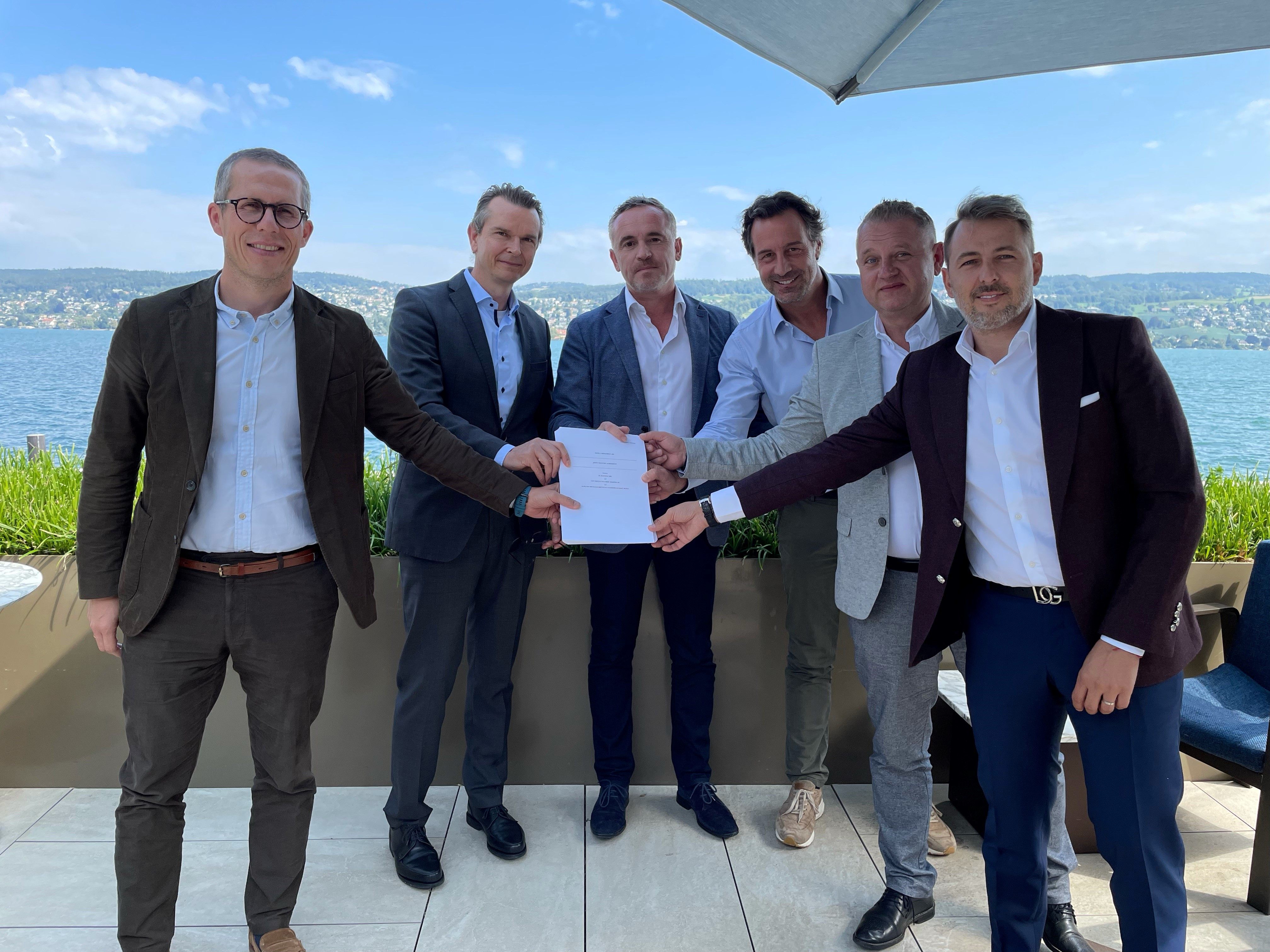 Mit der Gründung des Joint Ventures „PET Recycling Team Targu Mures“ investieren ALPLA und die Firmen Ecohelp sowie UPT in den Bau einer Recyclinganlage für PET.